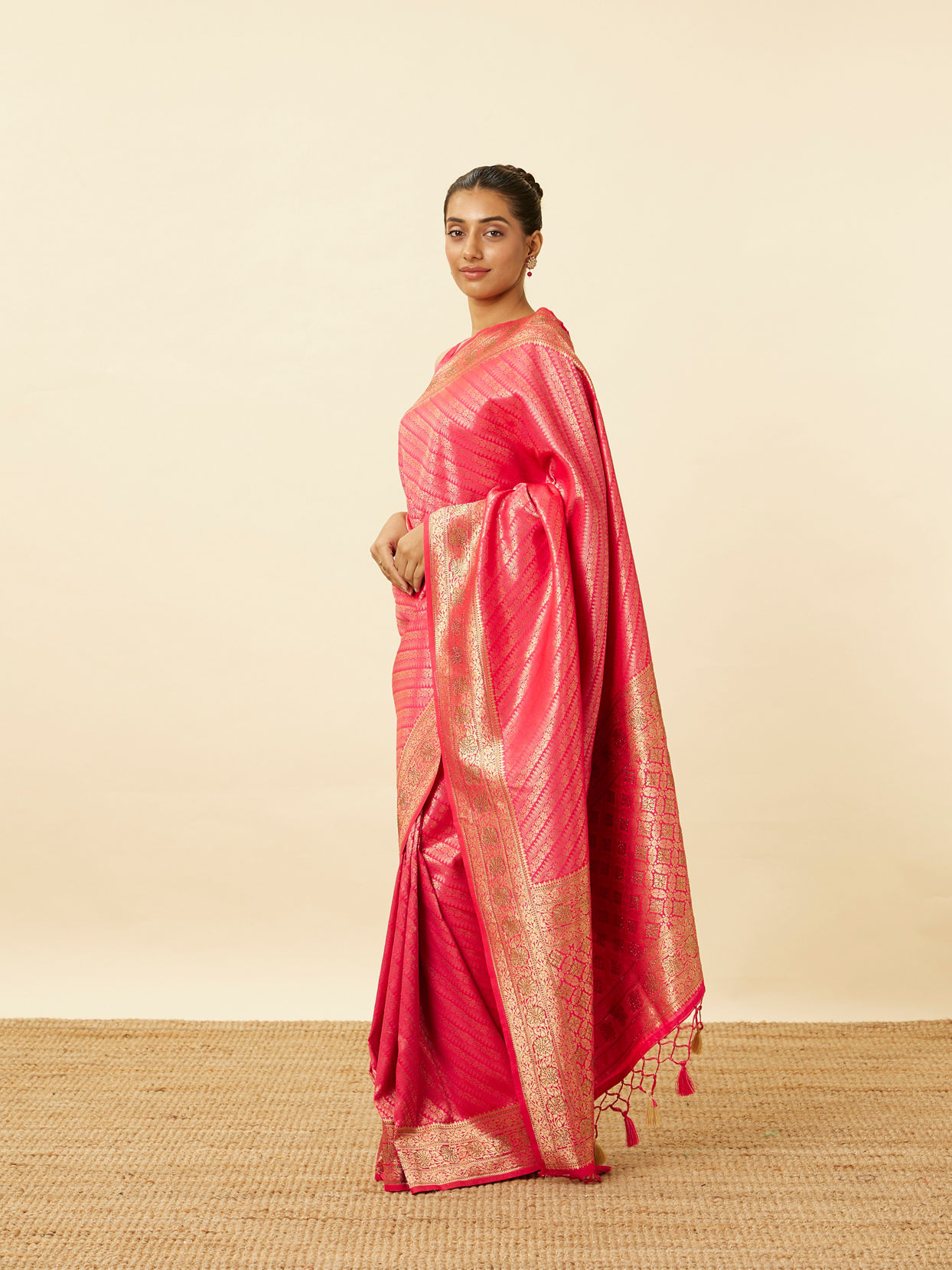 Fuchsia Pink Floral Patterned Saree image number 3