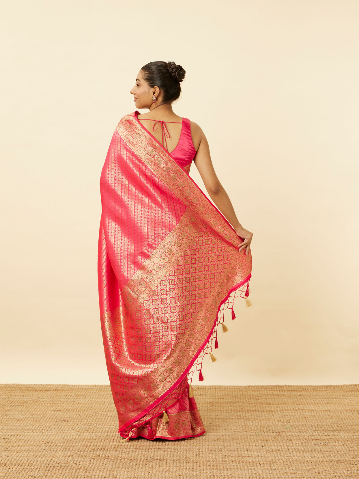 Fuchsia Pink Floral Patterned Saree image number 2