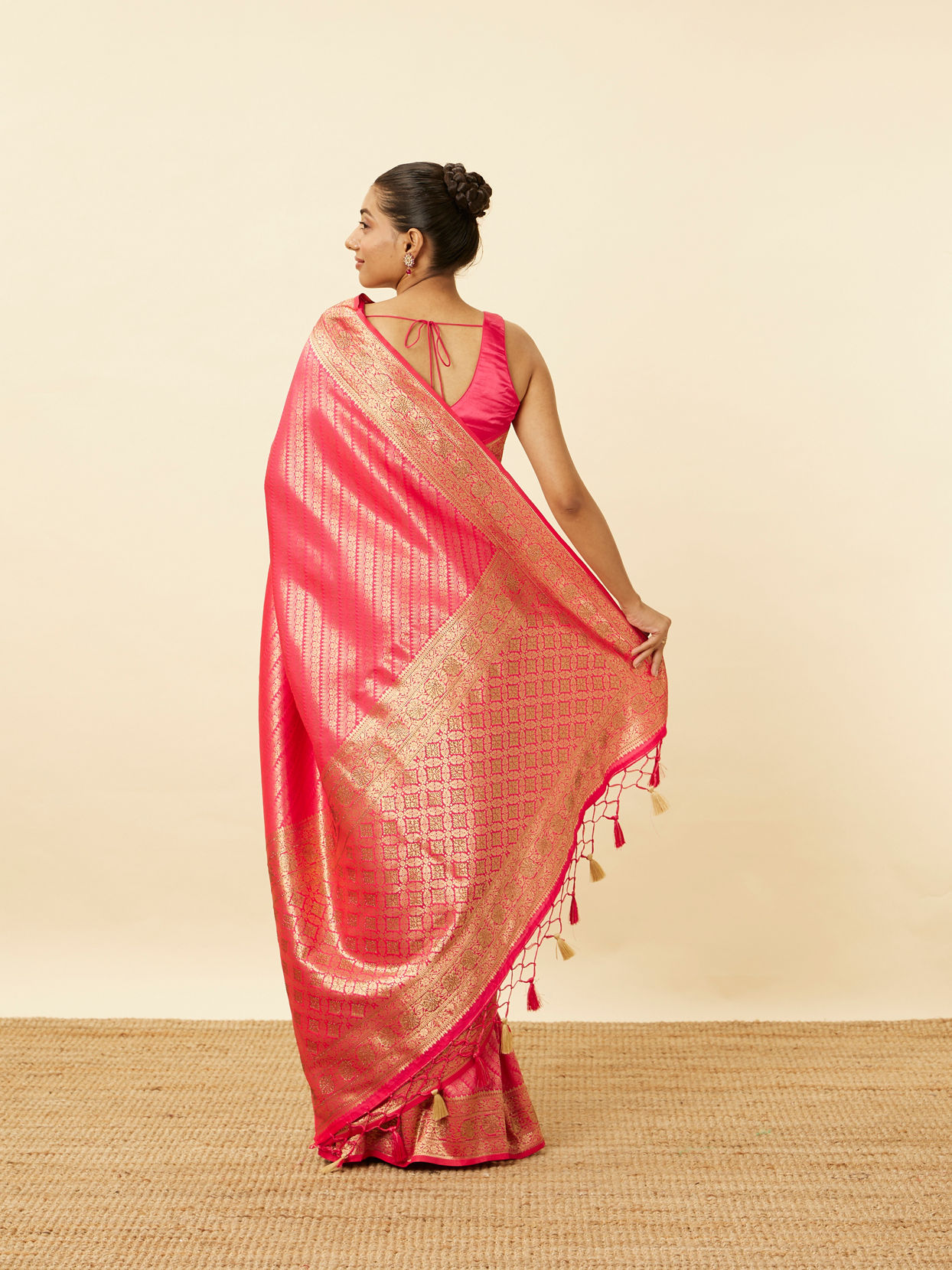 Mohey Women Fuchsia Pink Floral Patterned Saree