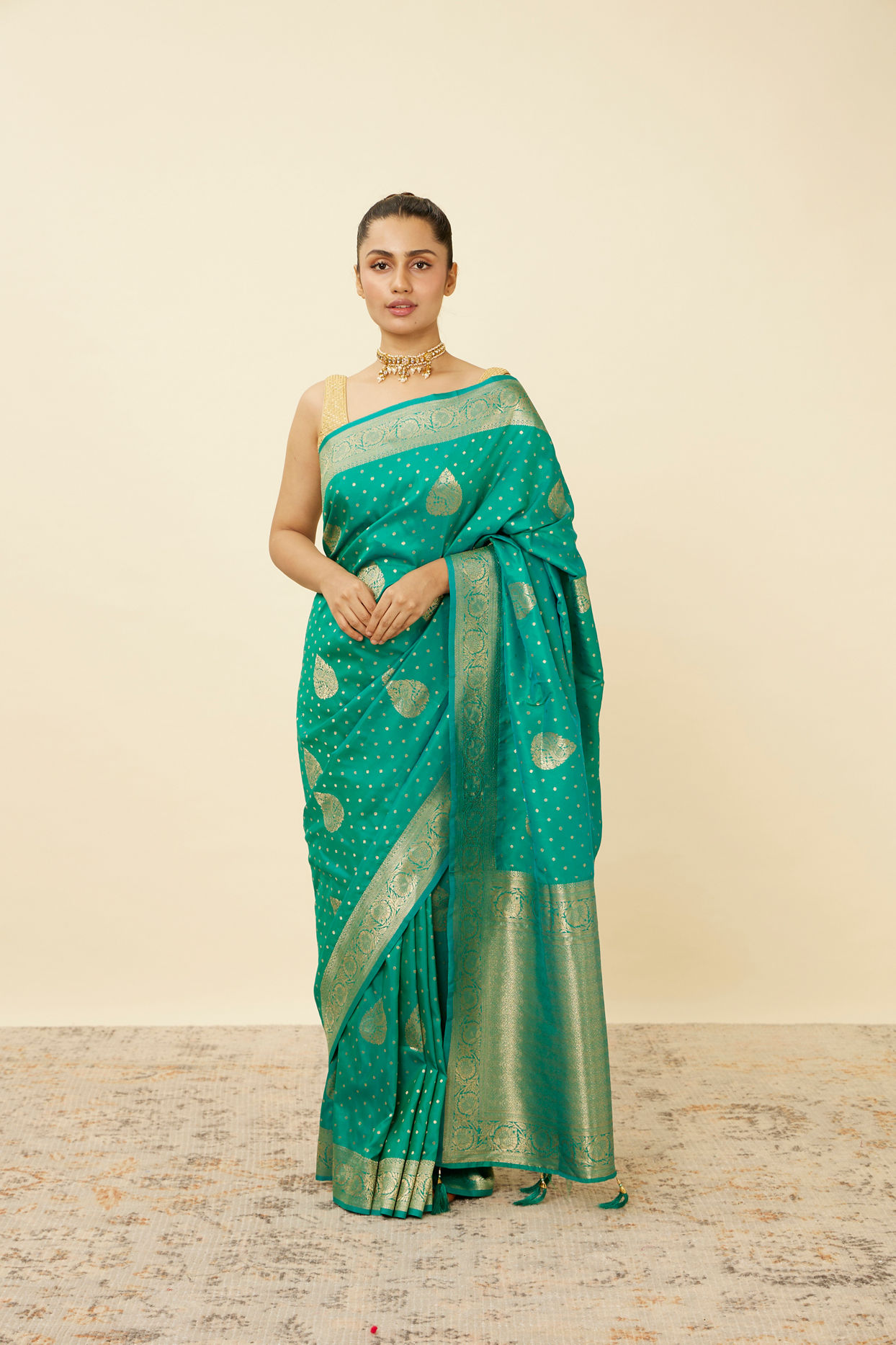 alt message - Mohey Women Turquoise Green Saree with Peacock Patterns image number 0