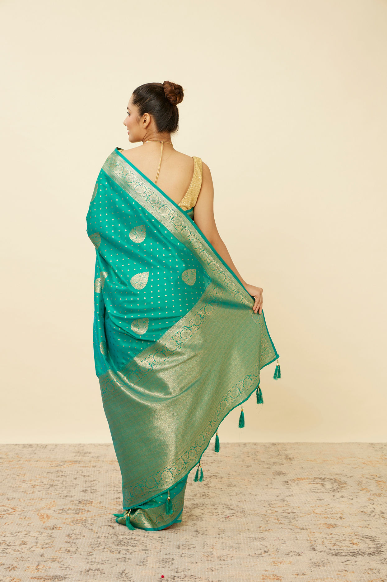 Mohey Women Turquoise Green Saree with Peacock Patterns