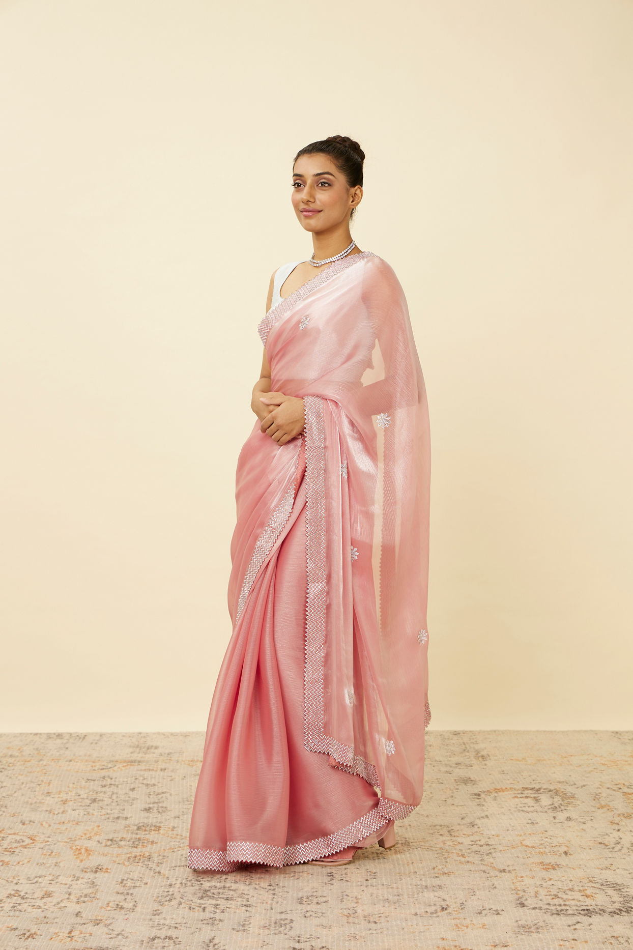 alt message - Mohey Women Quartz Pink Chiffon Saree with Chevron Patterned Borders image number 3