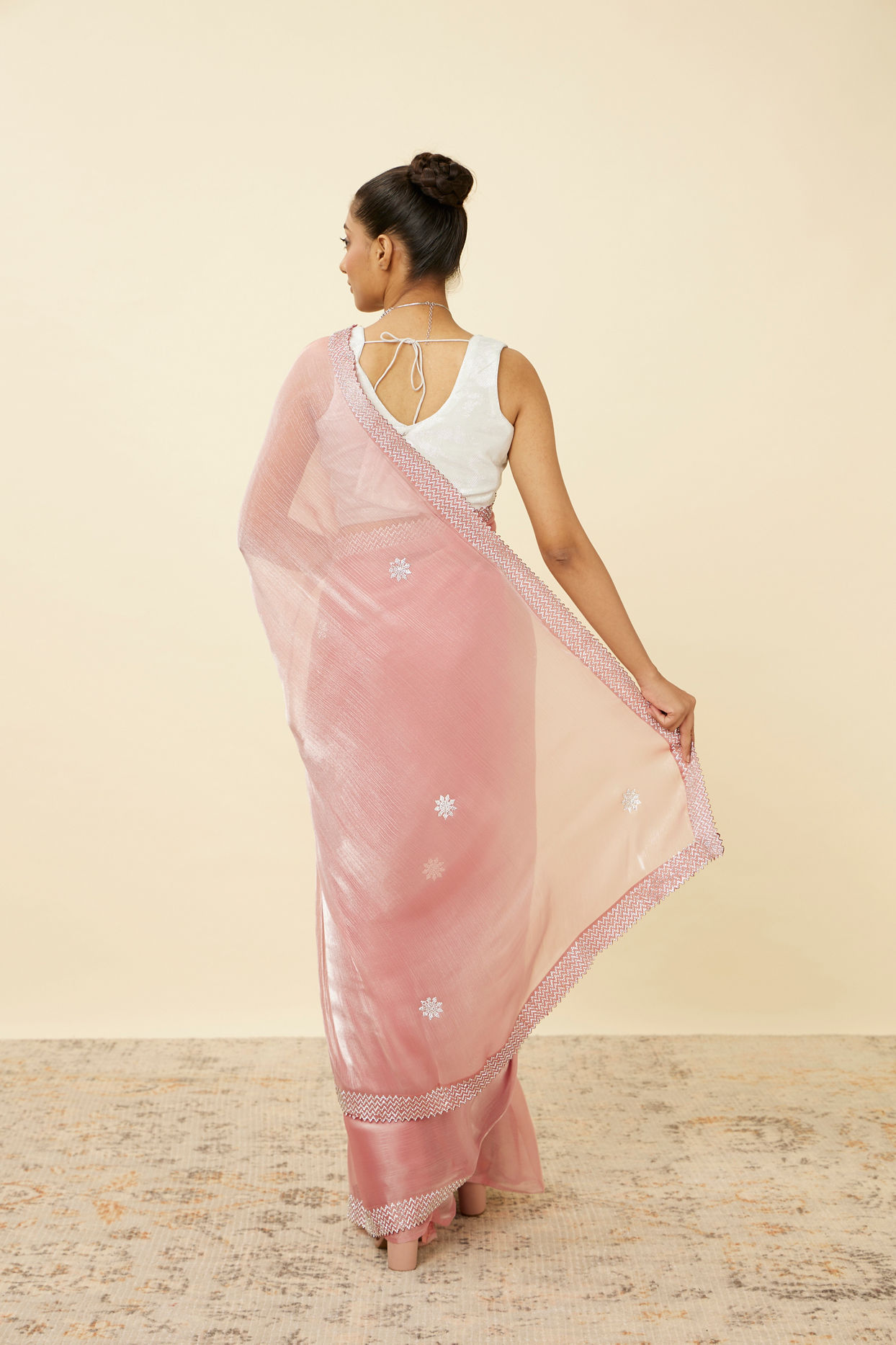 alt message - Mohey Women Quartz Pink Chiffon Saree with Chevron Patterned Borders image number 2