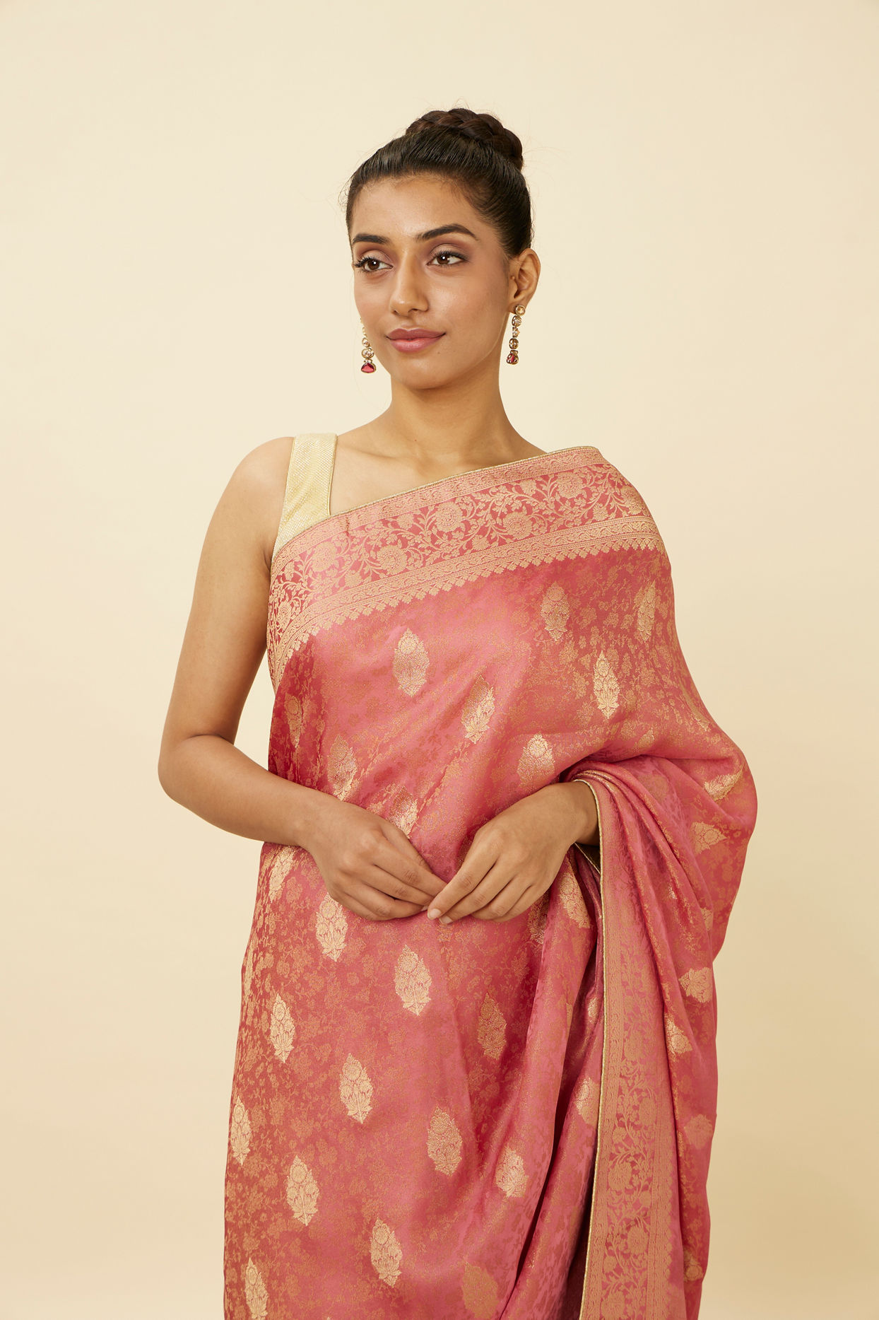 alt message - Mohey Women Flamingo Pink Saree with Floral Medallion Patterns image number 1