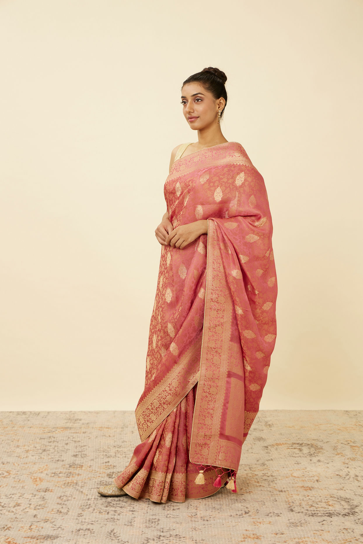 alt message - Mohey Women Flamingo Pink Saree with Floral Medallion Patterns image number 3