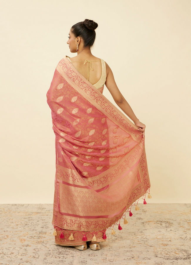 alt message - Mohey Women Flamingo Pink Saree with Floral Medallion Patterns image number 2