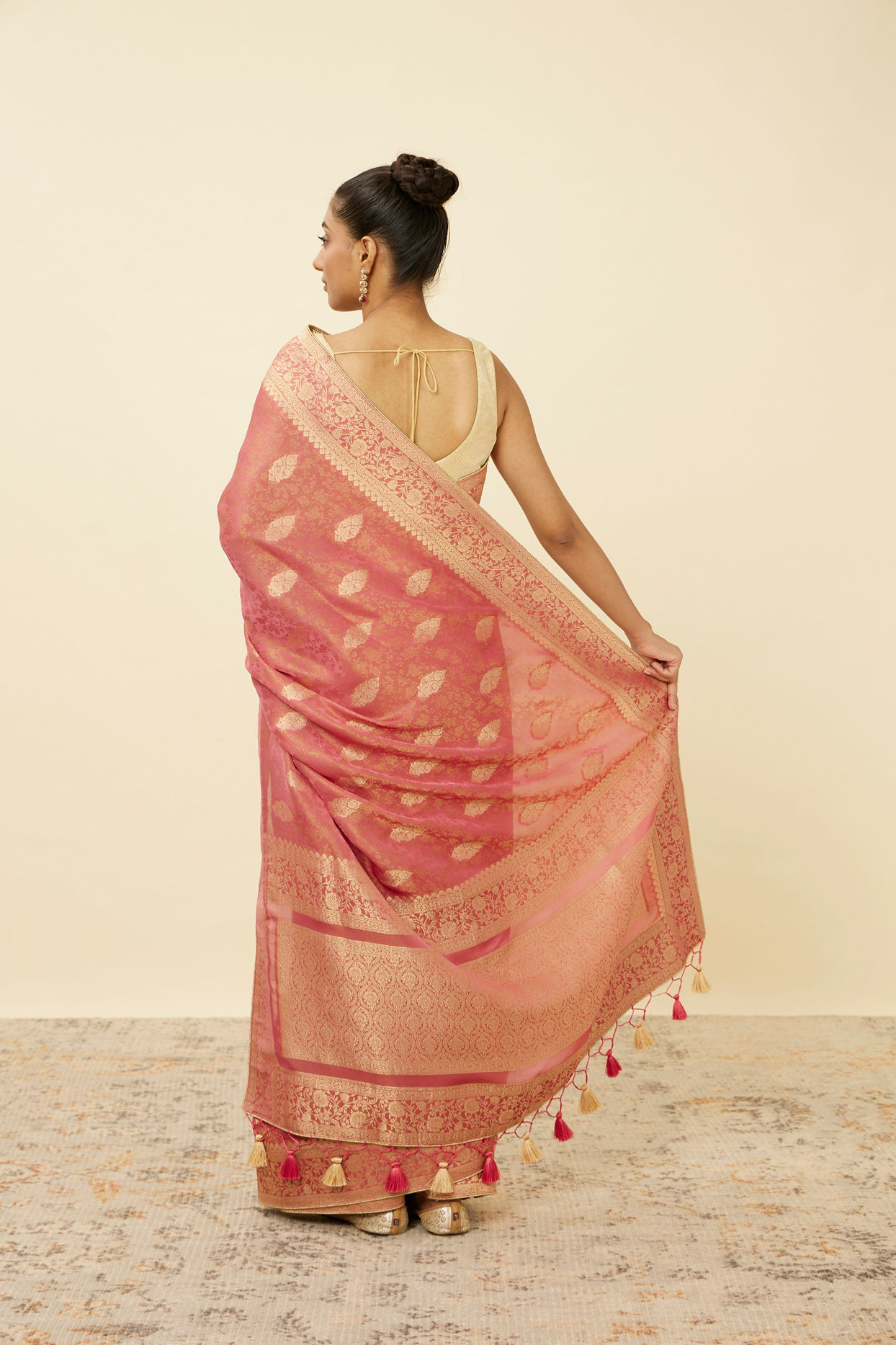 alt message - Mohey Women Flamingo Pink Saree with Floral Medallion Patterns image number 2