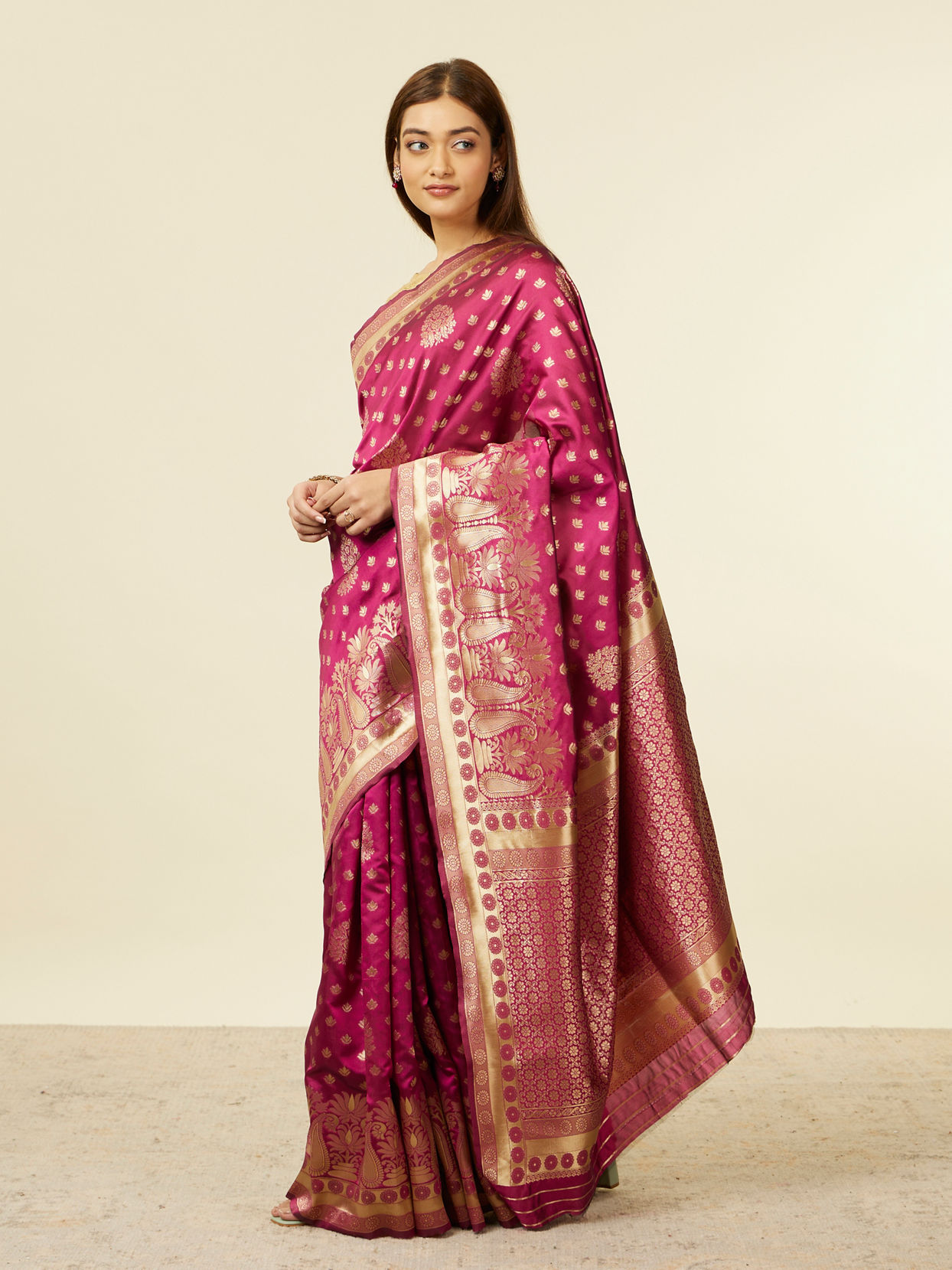 Mohey Women Mauve Wine Paisley Patterned Saree image number 3