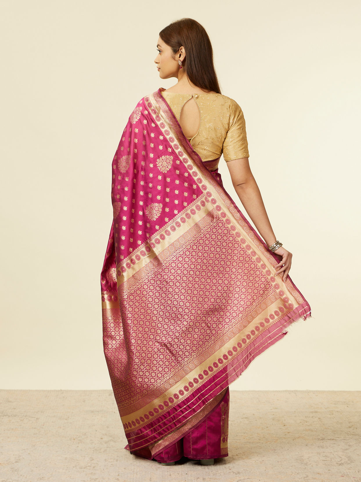 Mohey Women Mauve Wine Paisley Patterned Saree image number 2