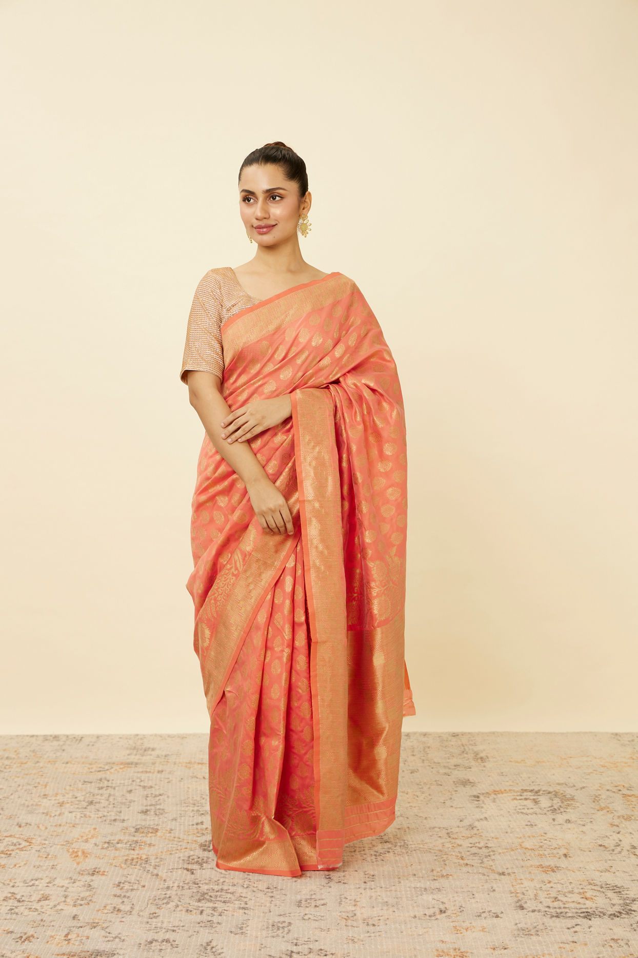 Mohey Women Coral Pink Floral Patterned Saree