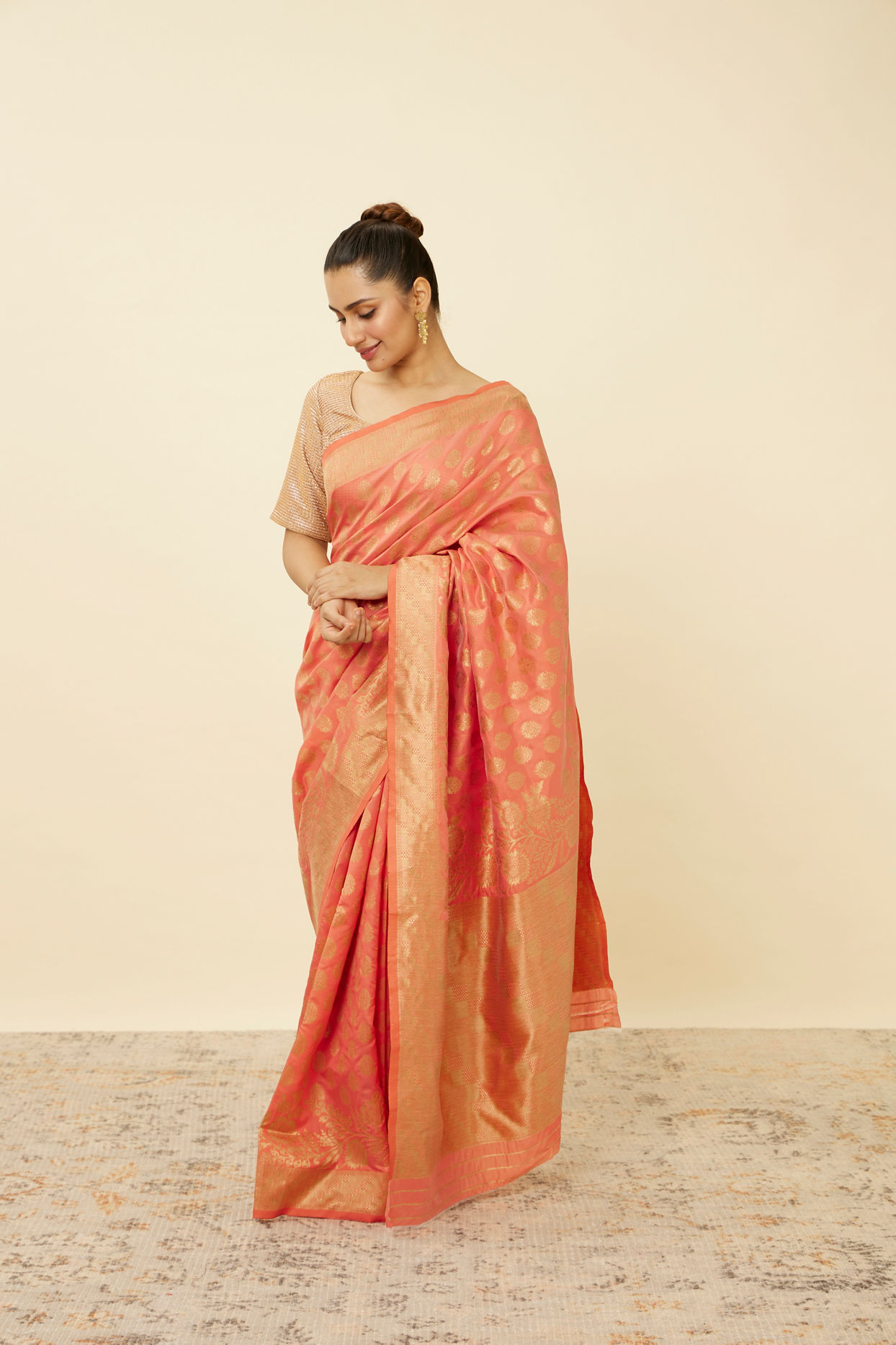 Mohey Women Coral Pink Floral Patterned Saree