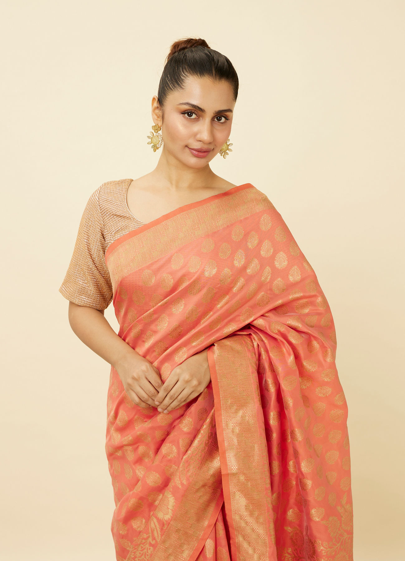 Mohey Women Coral Pink Floral Patterned Saree