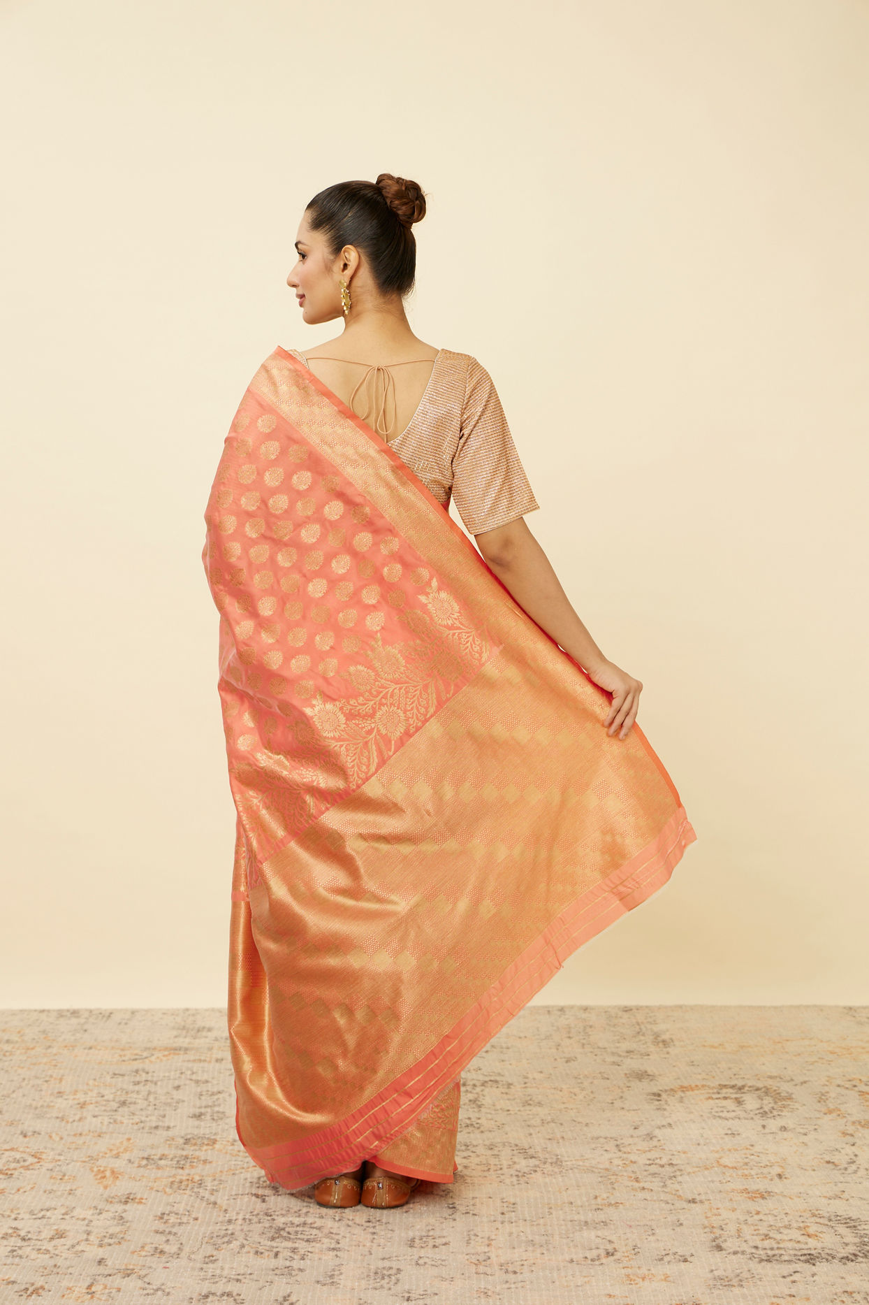 Mohey Women Coral Pink Floral Patterned Saree