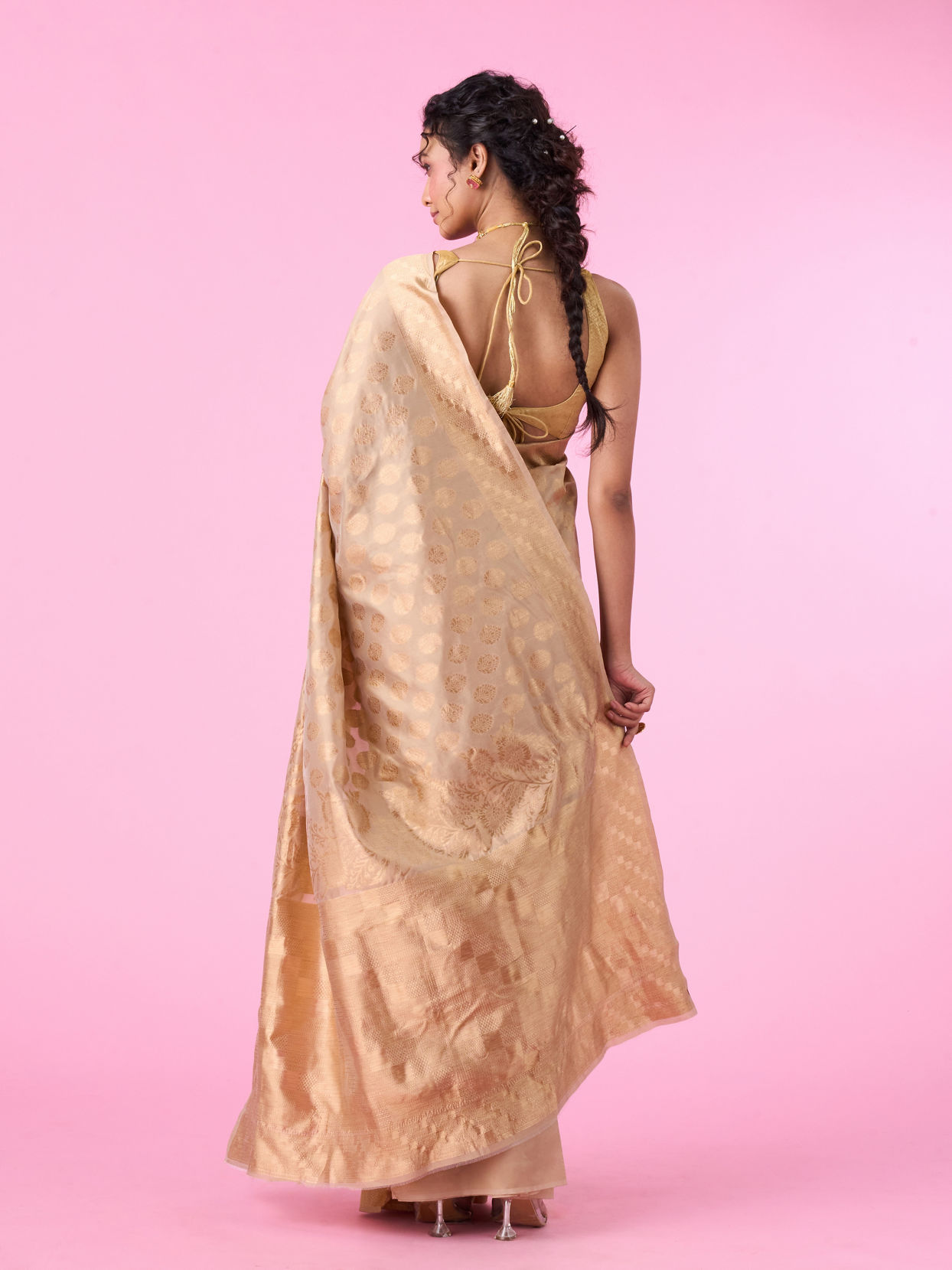 Mohey Women Elegant Beige Gifting Saree