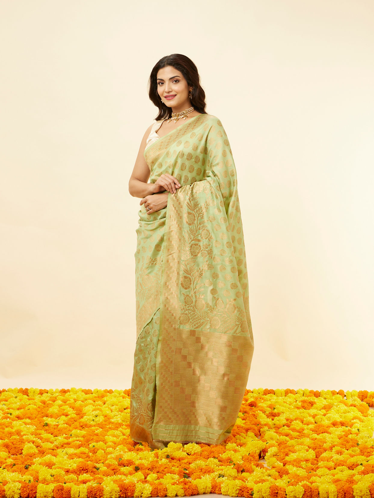 alt message - Mohey Women Pista Green Floral Zari Work Saree image number 3