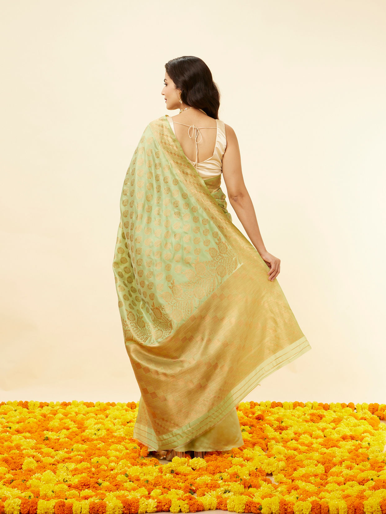 alt message - Mohey Women Pista Green Floral Zari Work Saree image number 2