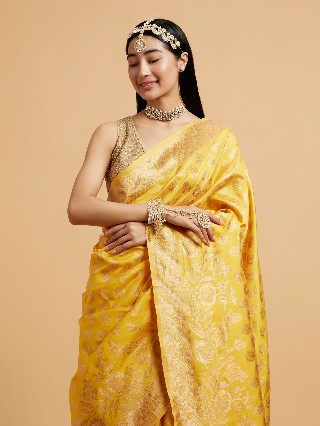 alt message - Mohey Women Sunshine Yellow Buta Patterned Saree with Bel Buti Border image number 1