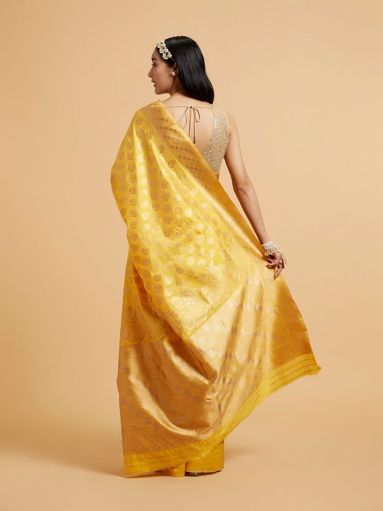 alt message - Mohey Women Sunshine Yellow Buta Patterned Saree with Bel Buti Border image number 4