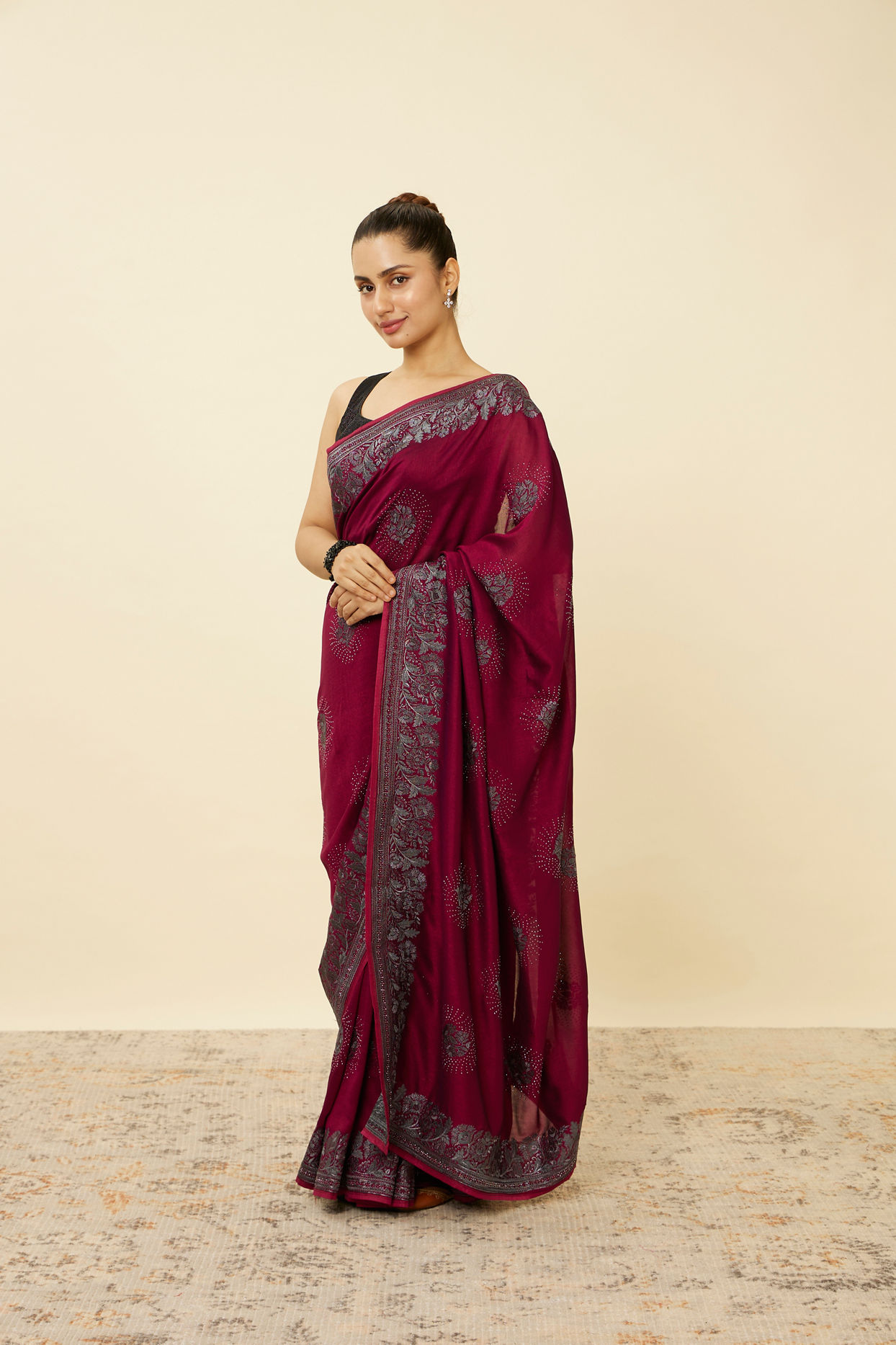 alt message - Mohey Women Rouge Red Stone Work Saree with Floral Patterns image number 3