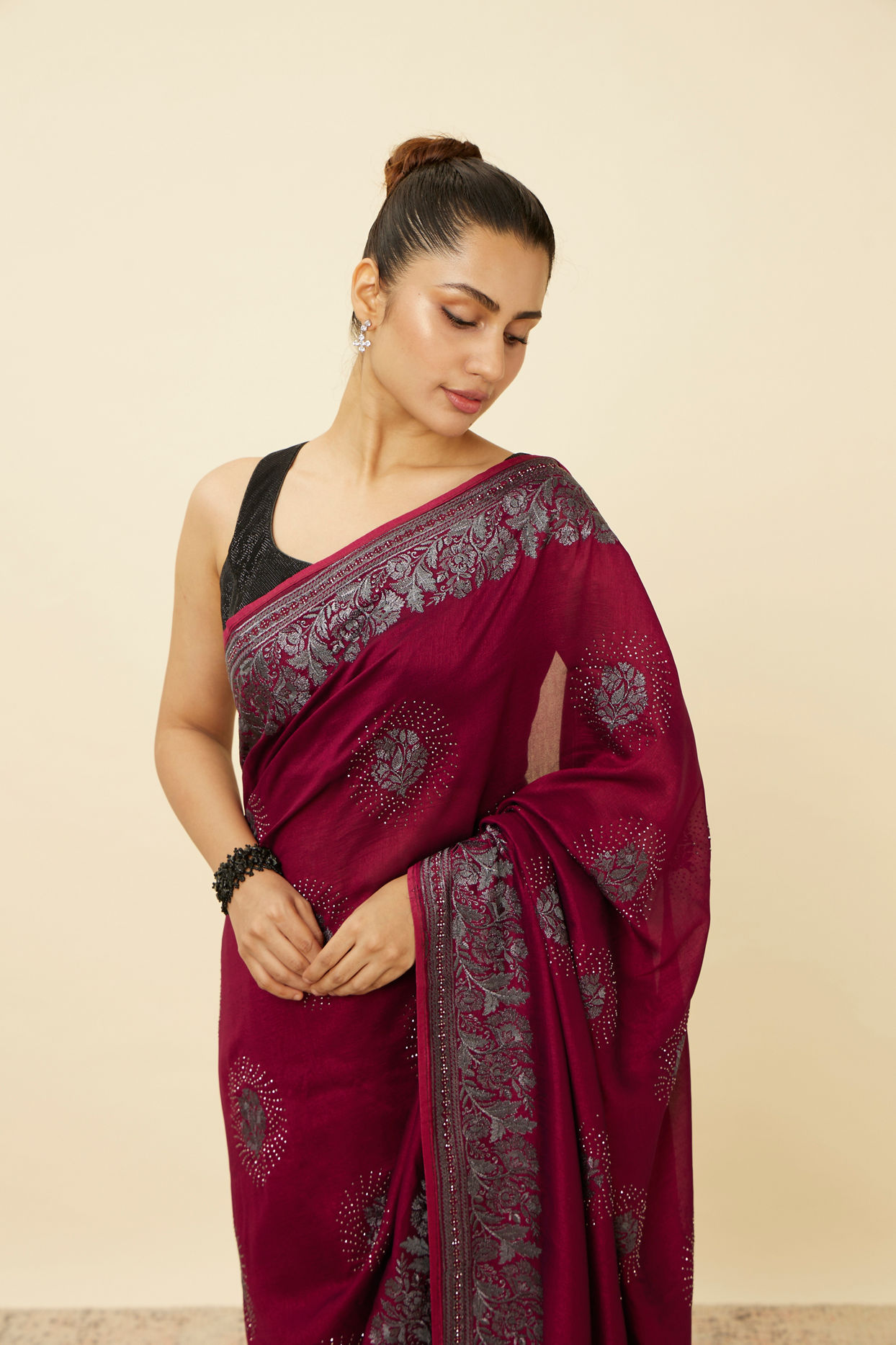 alt message - Mohey Women Rouge Red Stone Work Saree with Floral Patterns image number 1