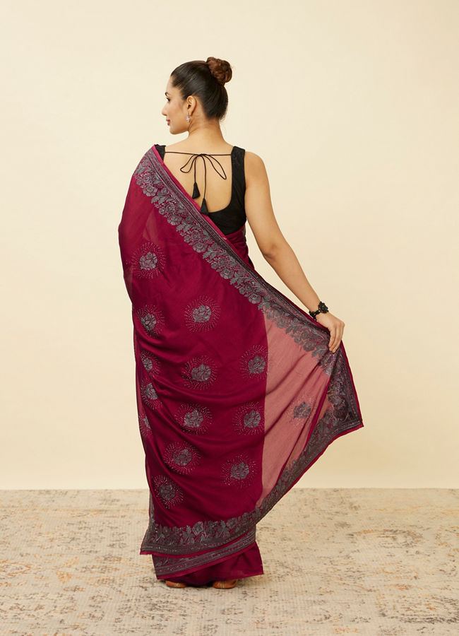 alt message - Mohey Women Rouge Red Stone Work Saree with Floral Patterns image number 2