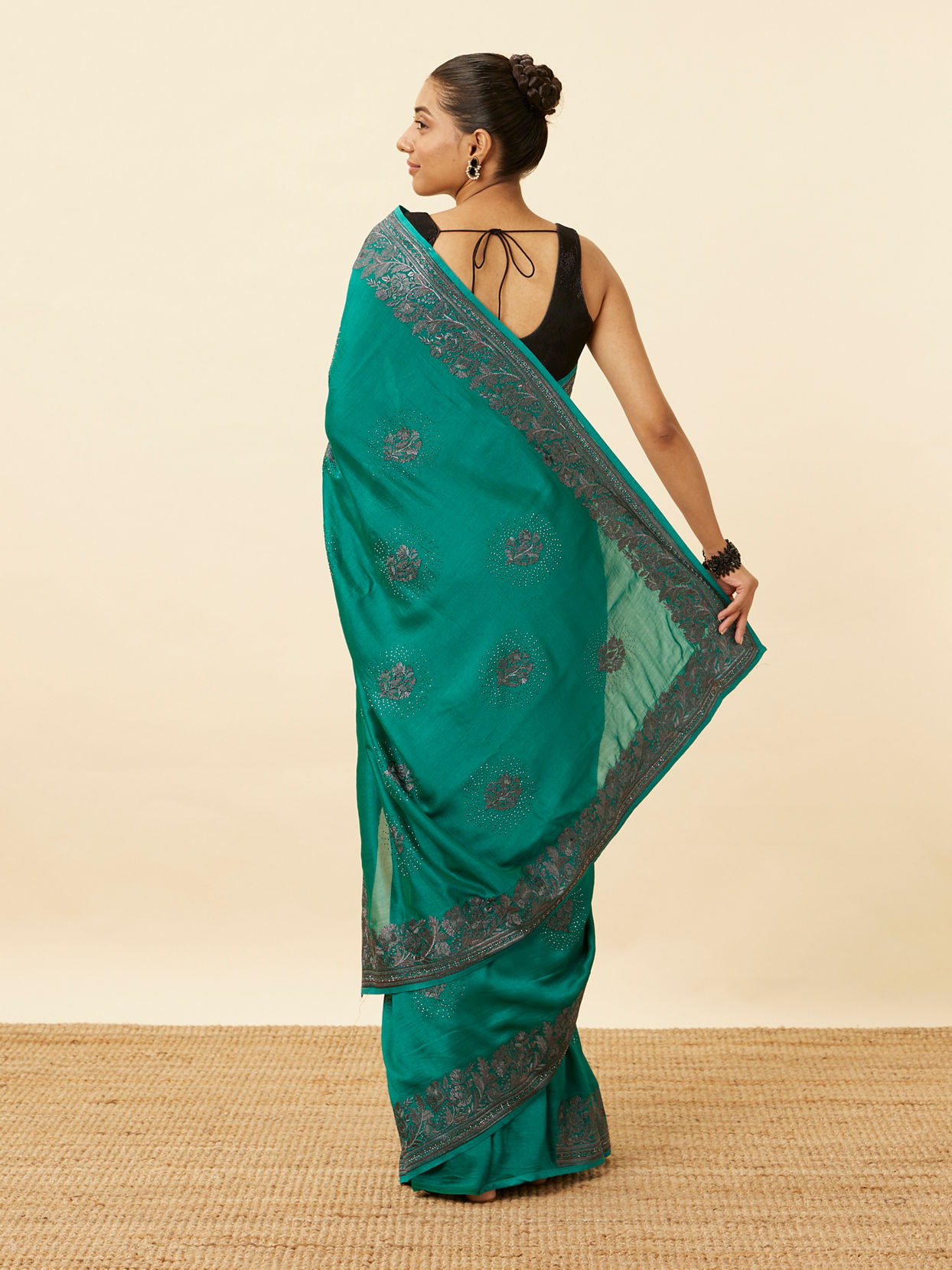 alt message - Mohey Women Emerald Green Stone Work Saree with Floral Patterns image number 2