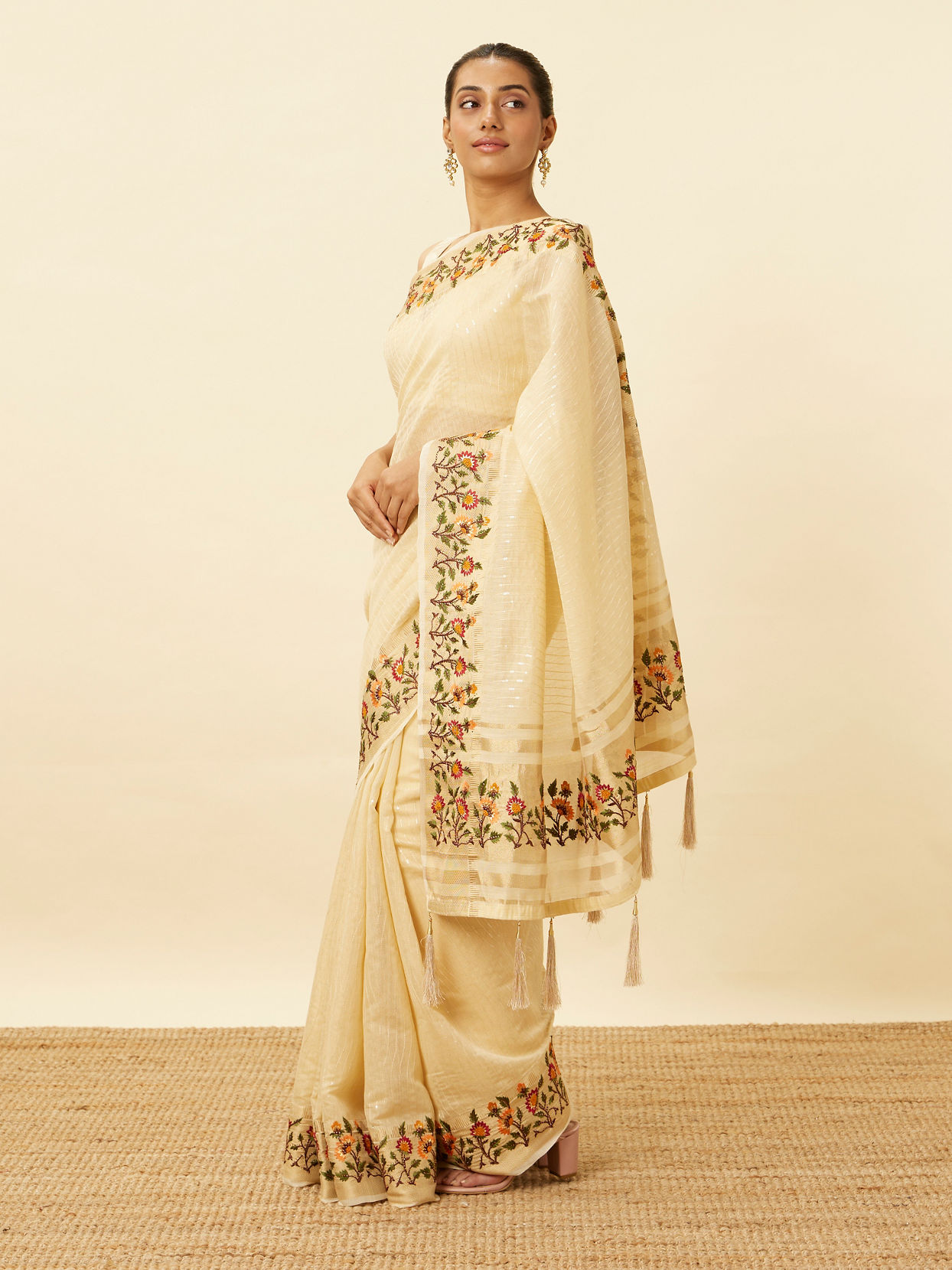 alt message - Mohey Women Ivory White Saree with Sequins and Patterned Borders image number 3