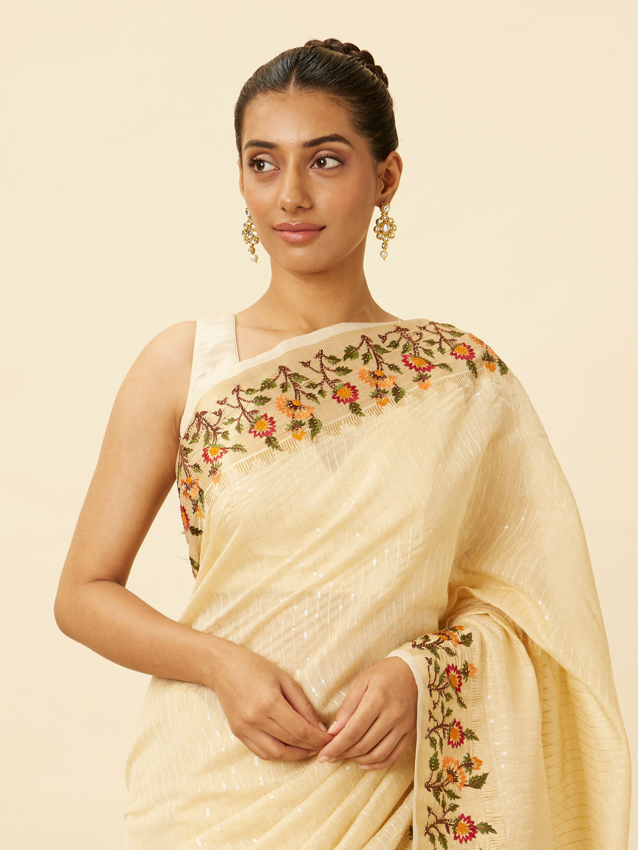 alt message - Mohey Women Ivory White Saree with Sequins and Patterned Borders image number 1