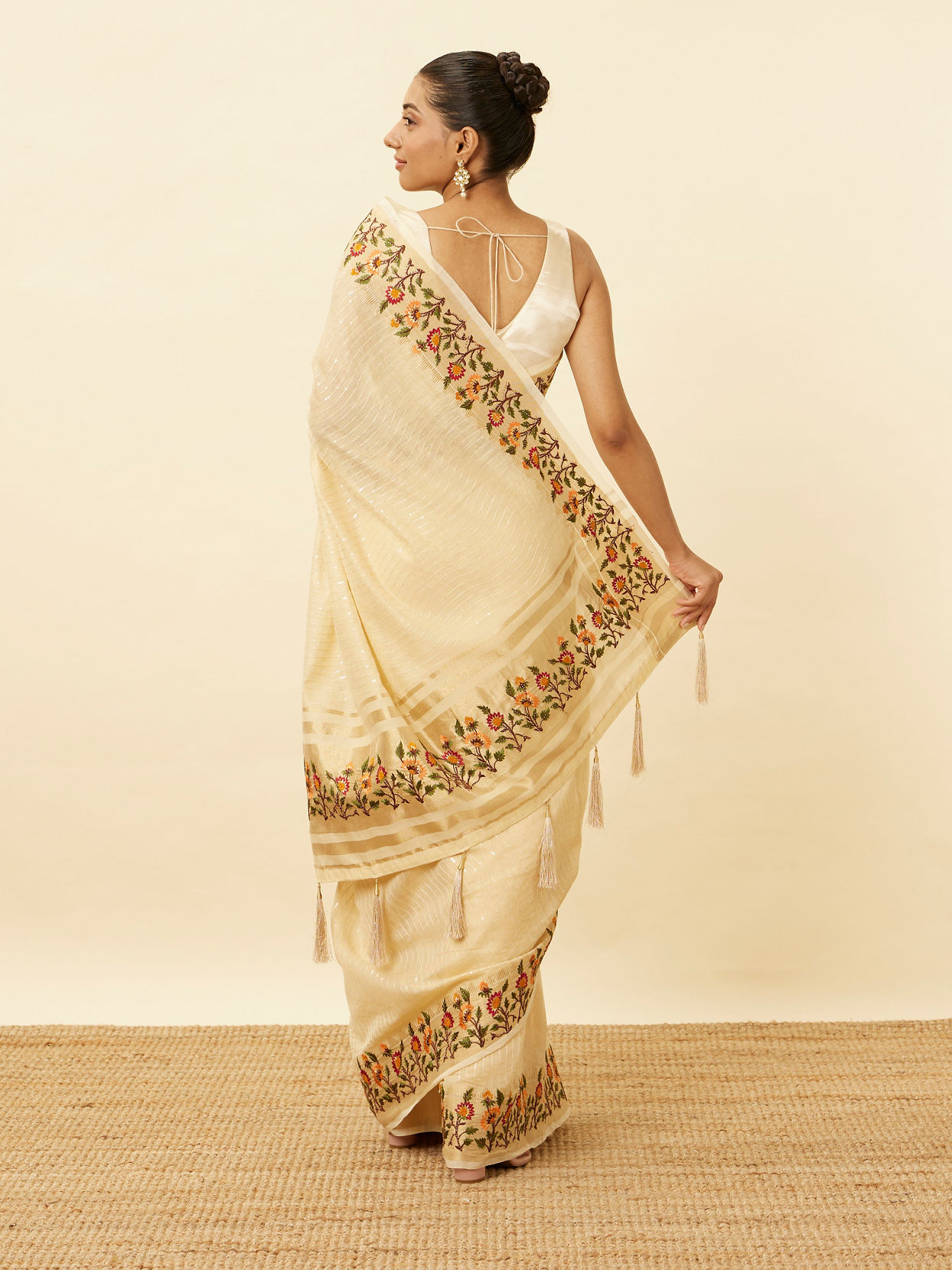 alt message - Mohey Women Ivory White Saree with Sequins and Patterned Borders image number 2