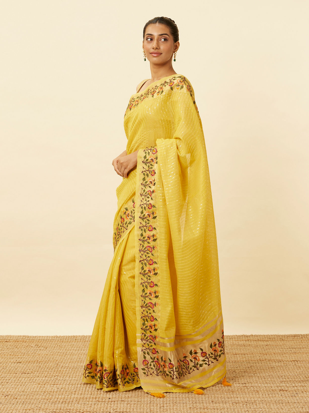 alt message - Mohey Women Primrose Yellow Saree with Botanical Patterns image number 3