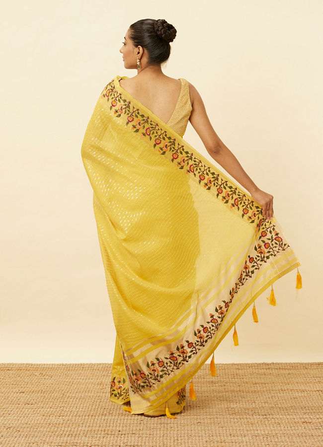 alt message - Mohey Women Primrose Yellow Saree with Botanical Patterns image number 2