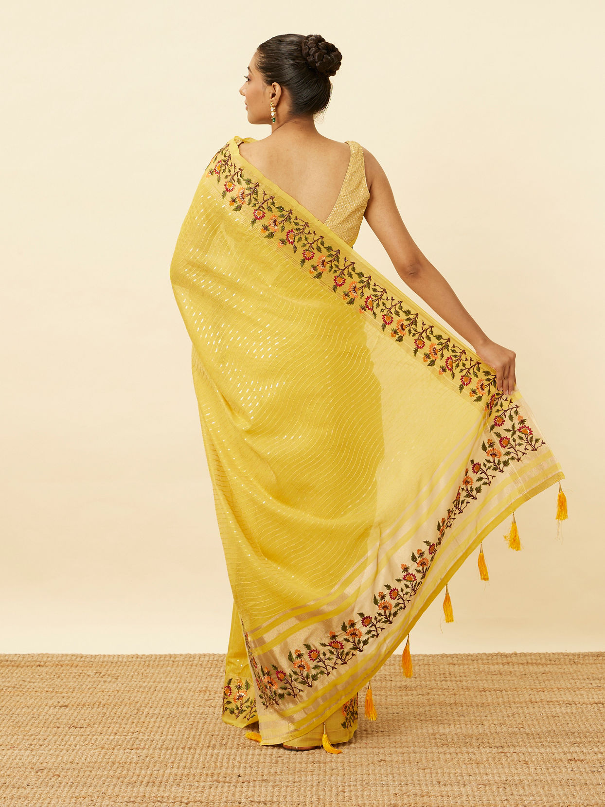 alt message - Mohey Women Primrose Yellow Saree with Botanical Patterns image number 2