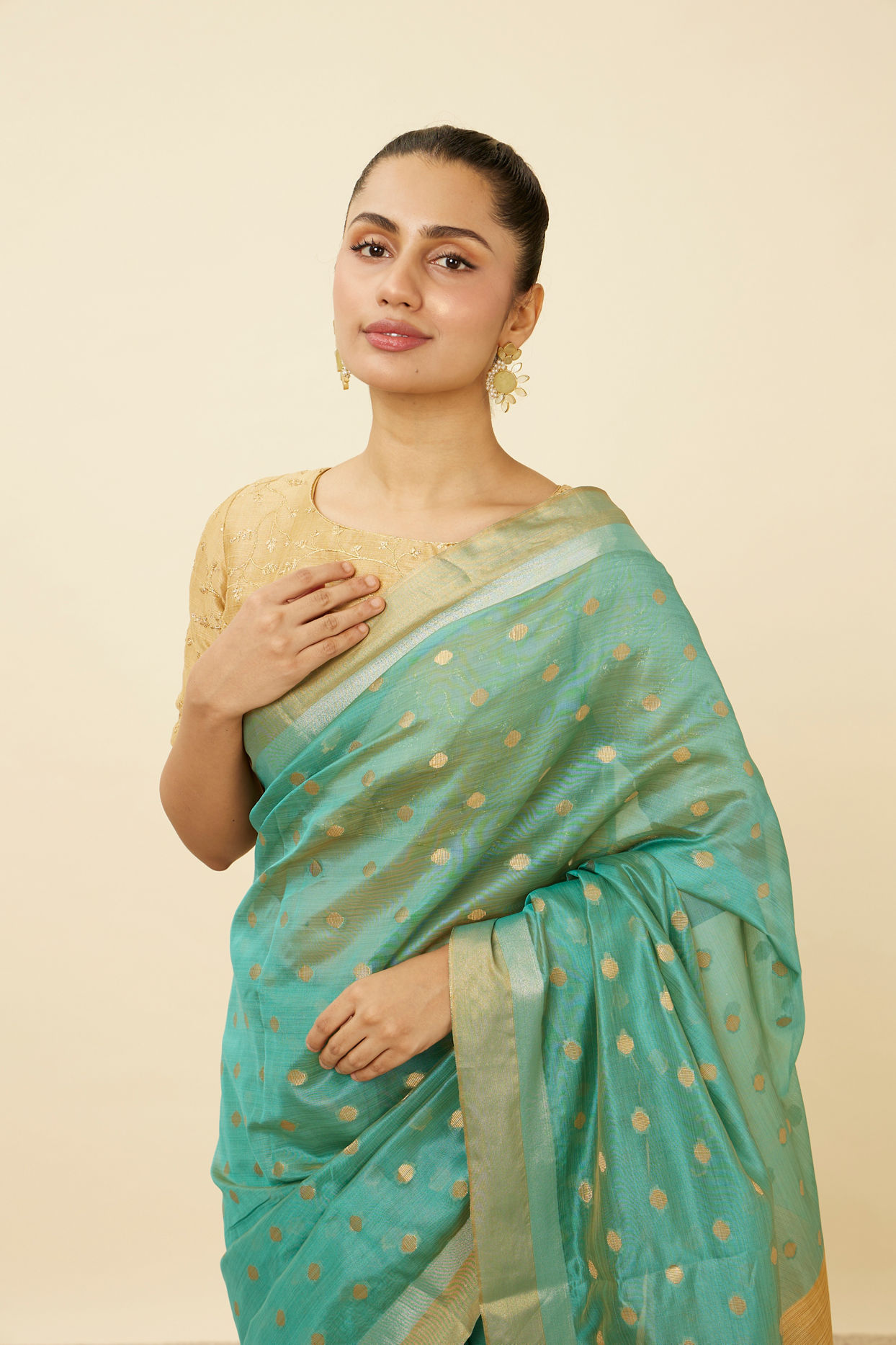 Mohey Women Ocean Green Shimmery Patterned Saree