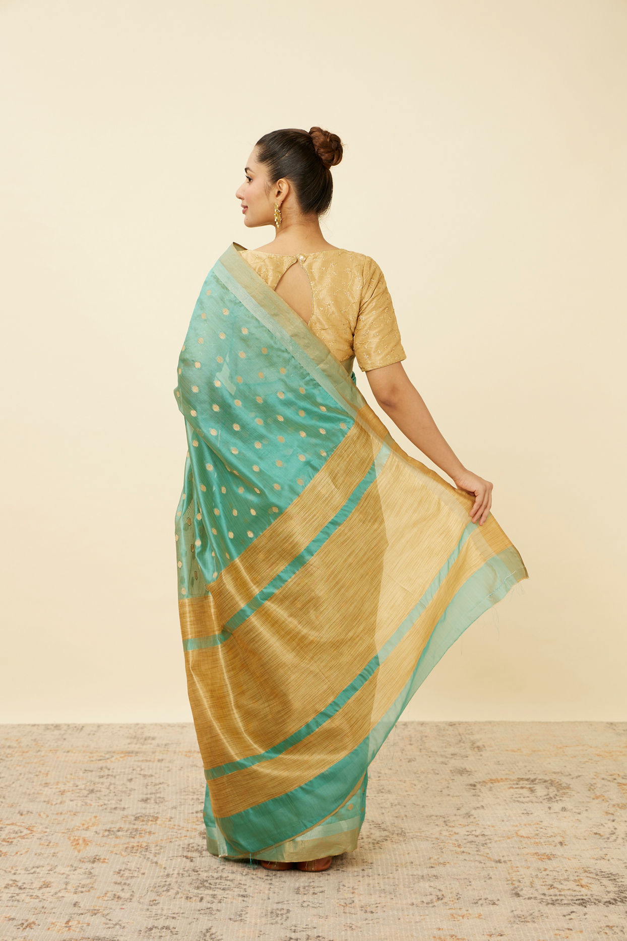 Mohey Women Ocean Green Shimmery Patterned Saree