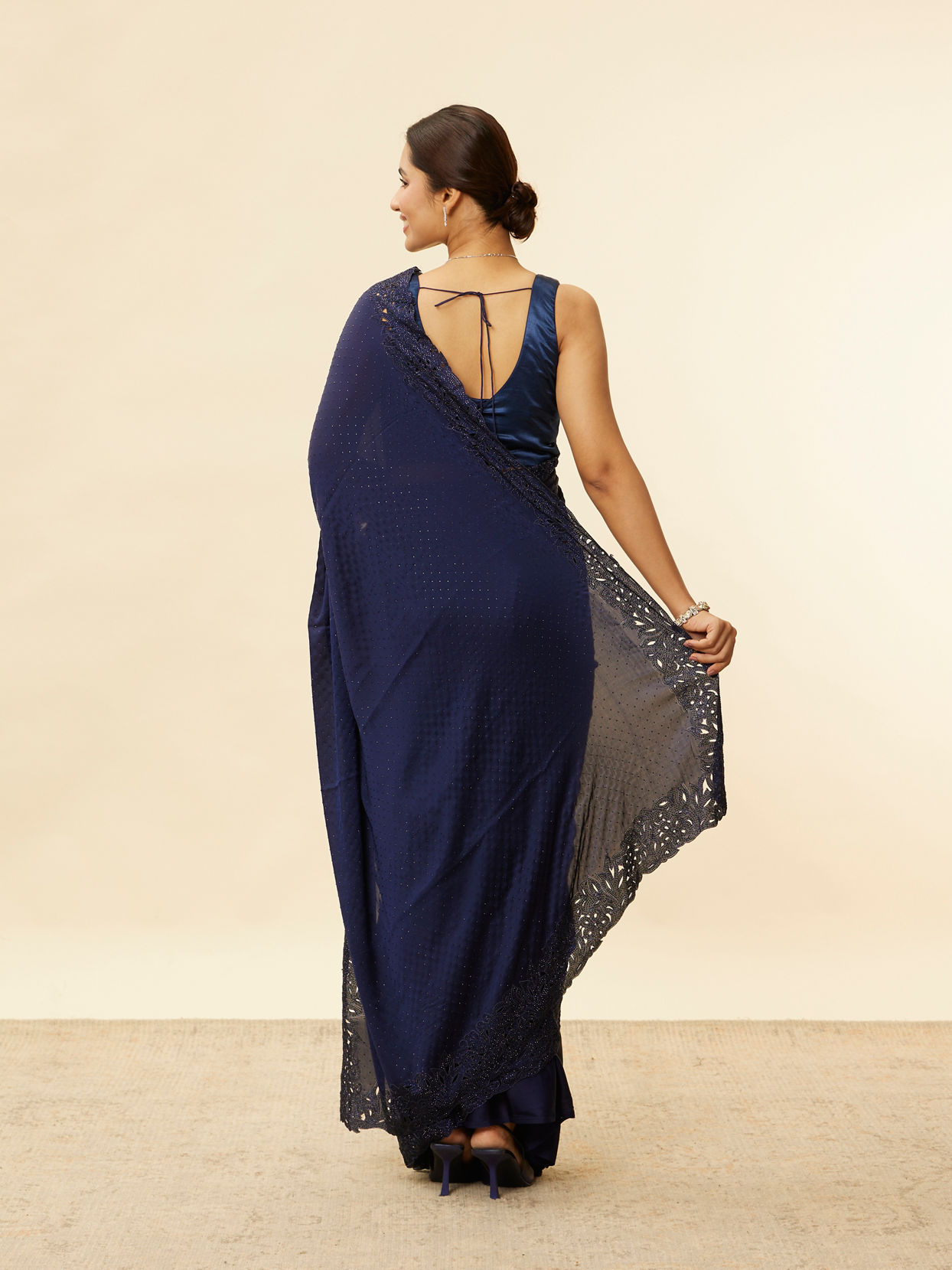 alt message - Mohey Women Indigo Blue Stone Work Saree image number 2