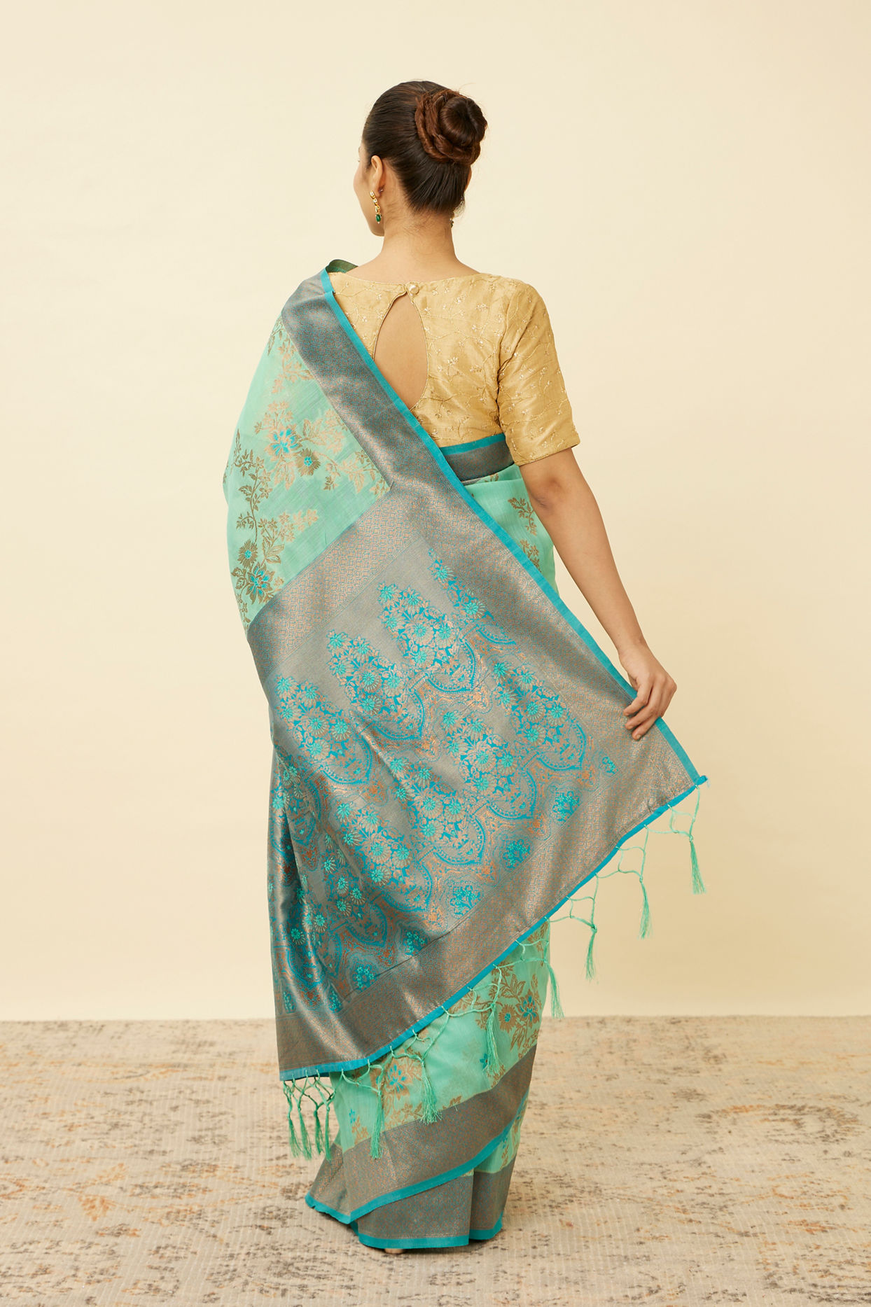 Mohey Women Teal Blue Bel Buti Patterned Saree