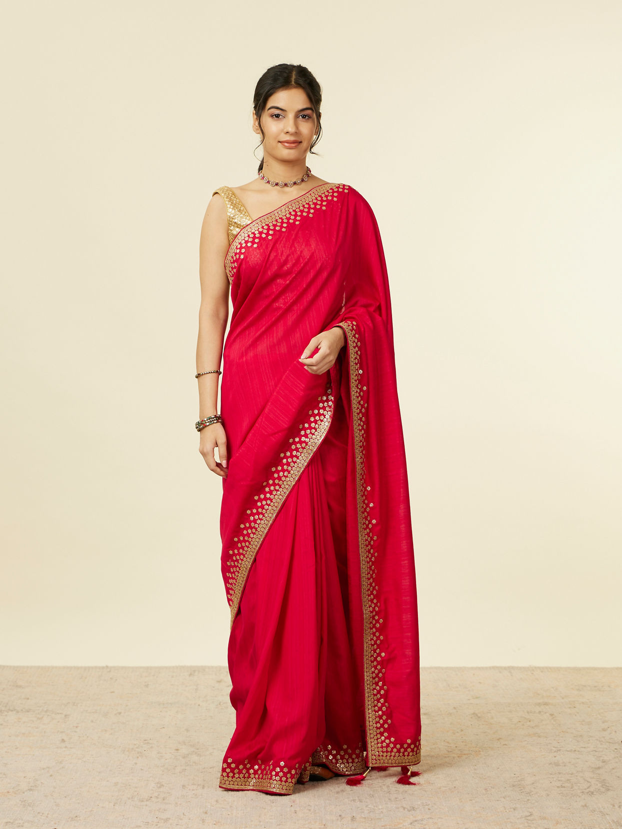 alt message - Mohey Women Dark Red Floral Sequinned Saree with Tassels Latkans image number 0