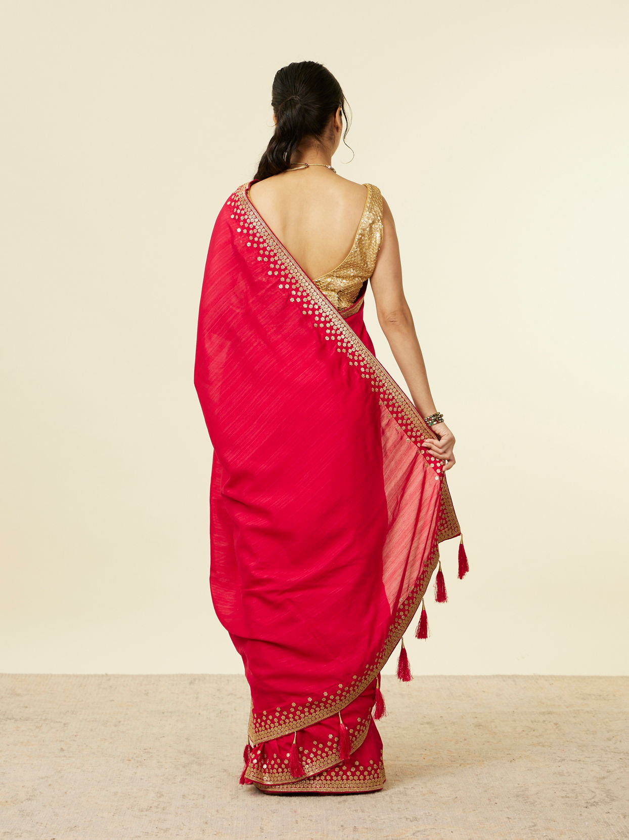 alt message - Mohey Women Dark Red Floral Sequinned Saree with Tassels Latkans image number 2