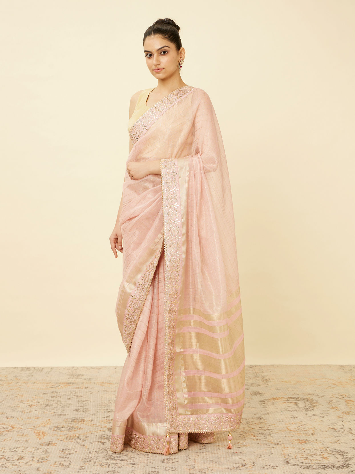 alt message - Mohey Women Rose Shadow Pink Saree with Floral Patterned Borders image number 3