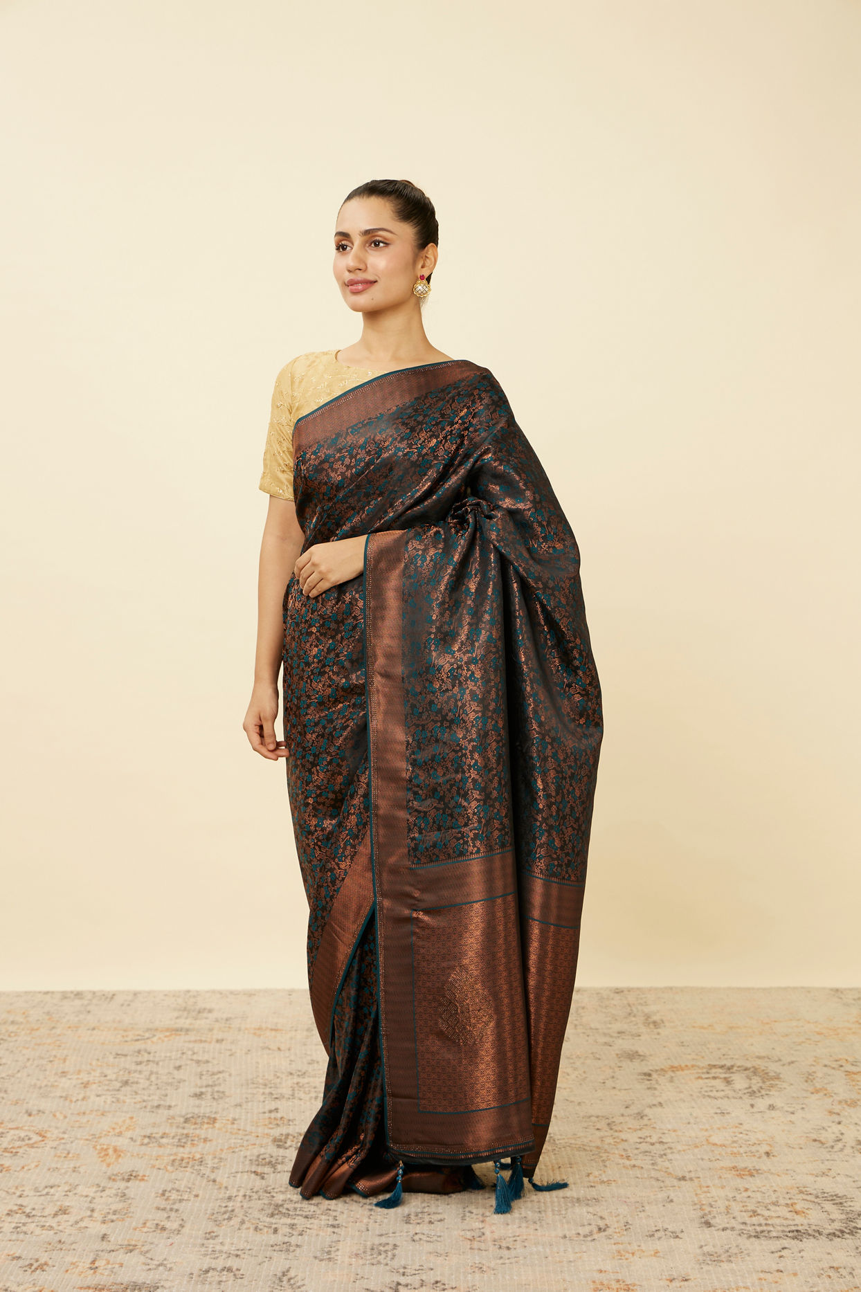Mohey Women Royal Blue Bel Buti Patterned Saree