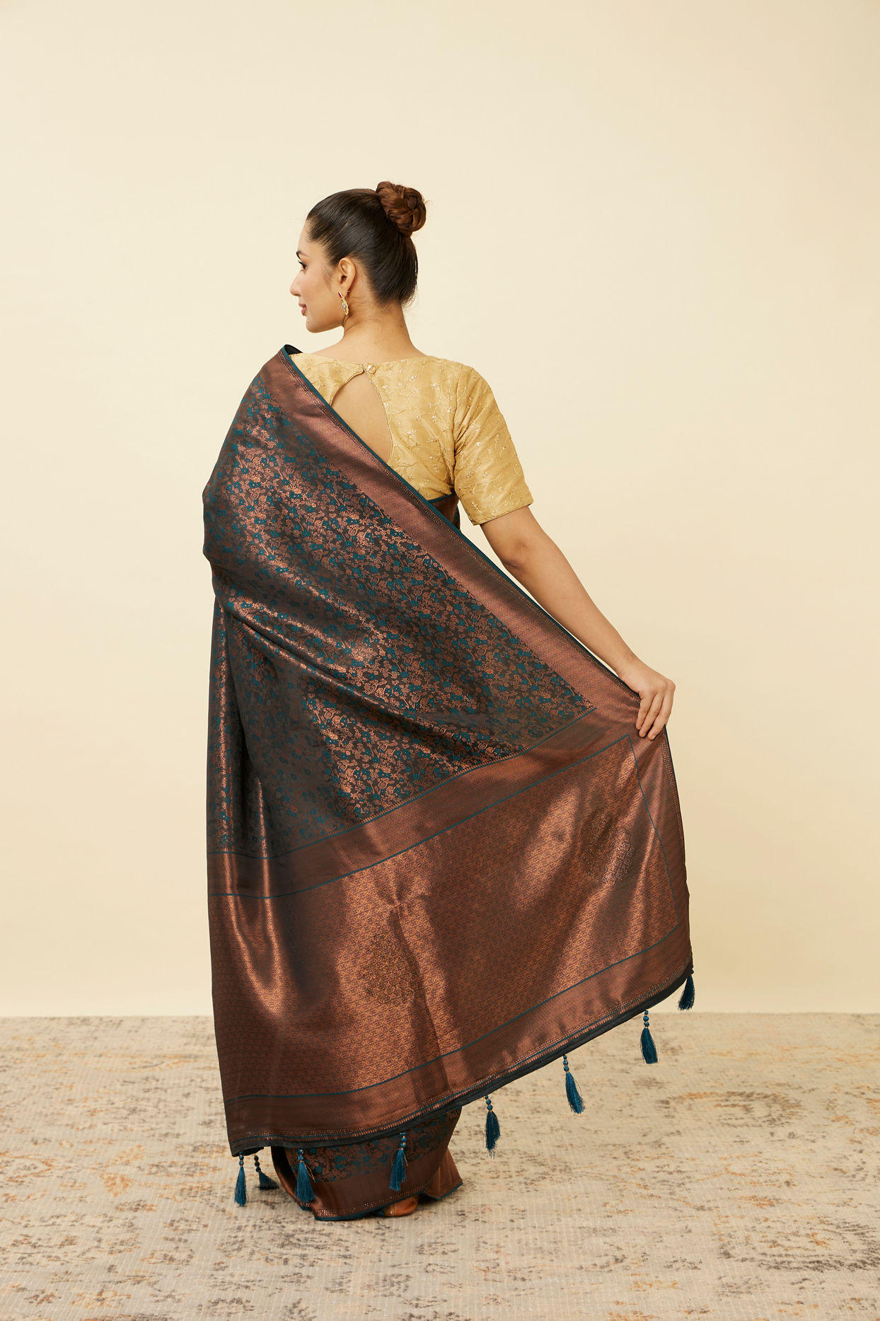 Mohey Women Royal Blue Bel Buti Patterned Saree