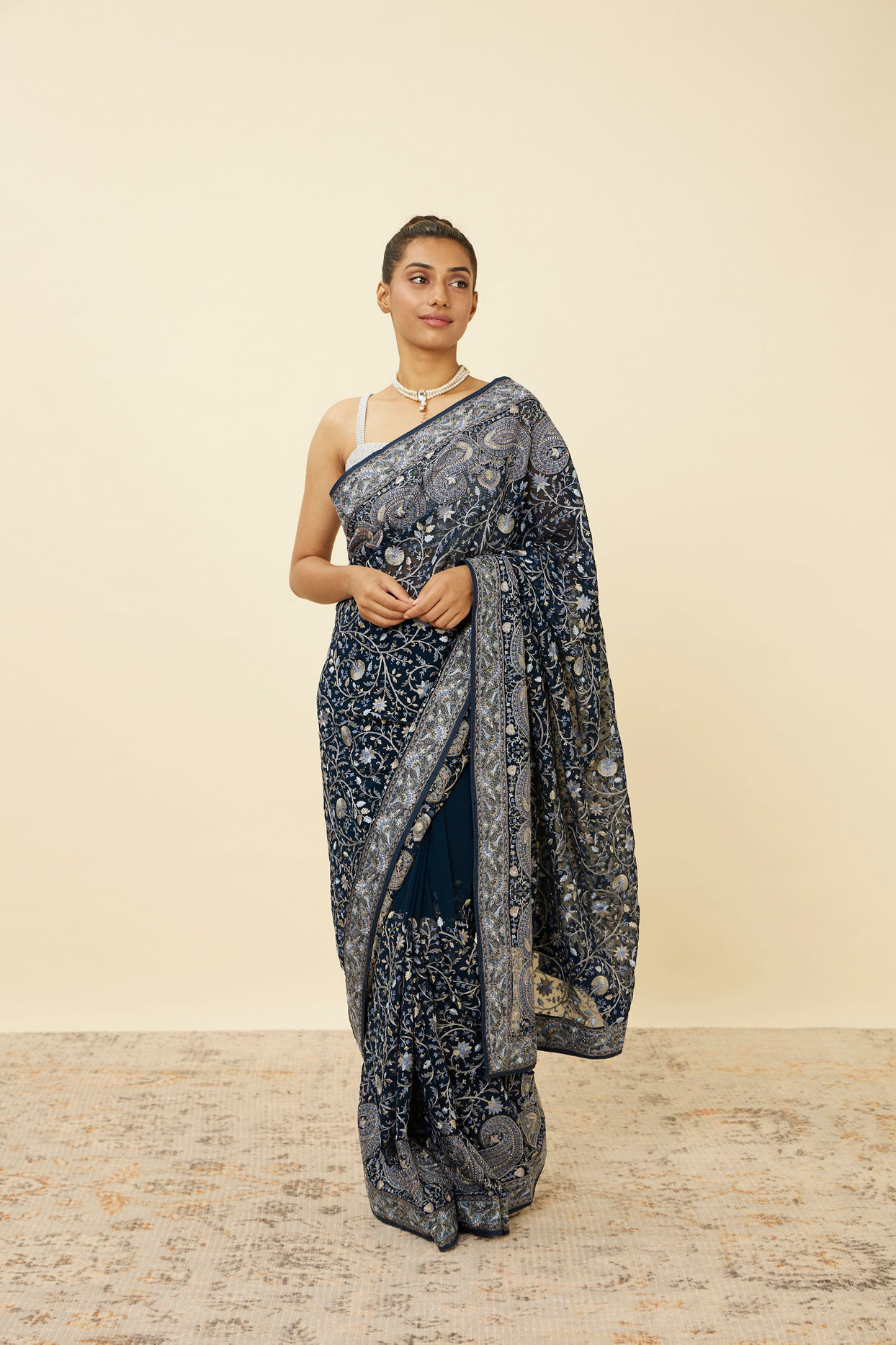 alt message - Mohey Women Indigo Blue Paisley Patterned Saree image number 0