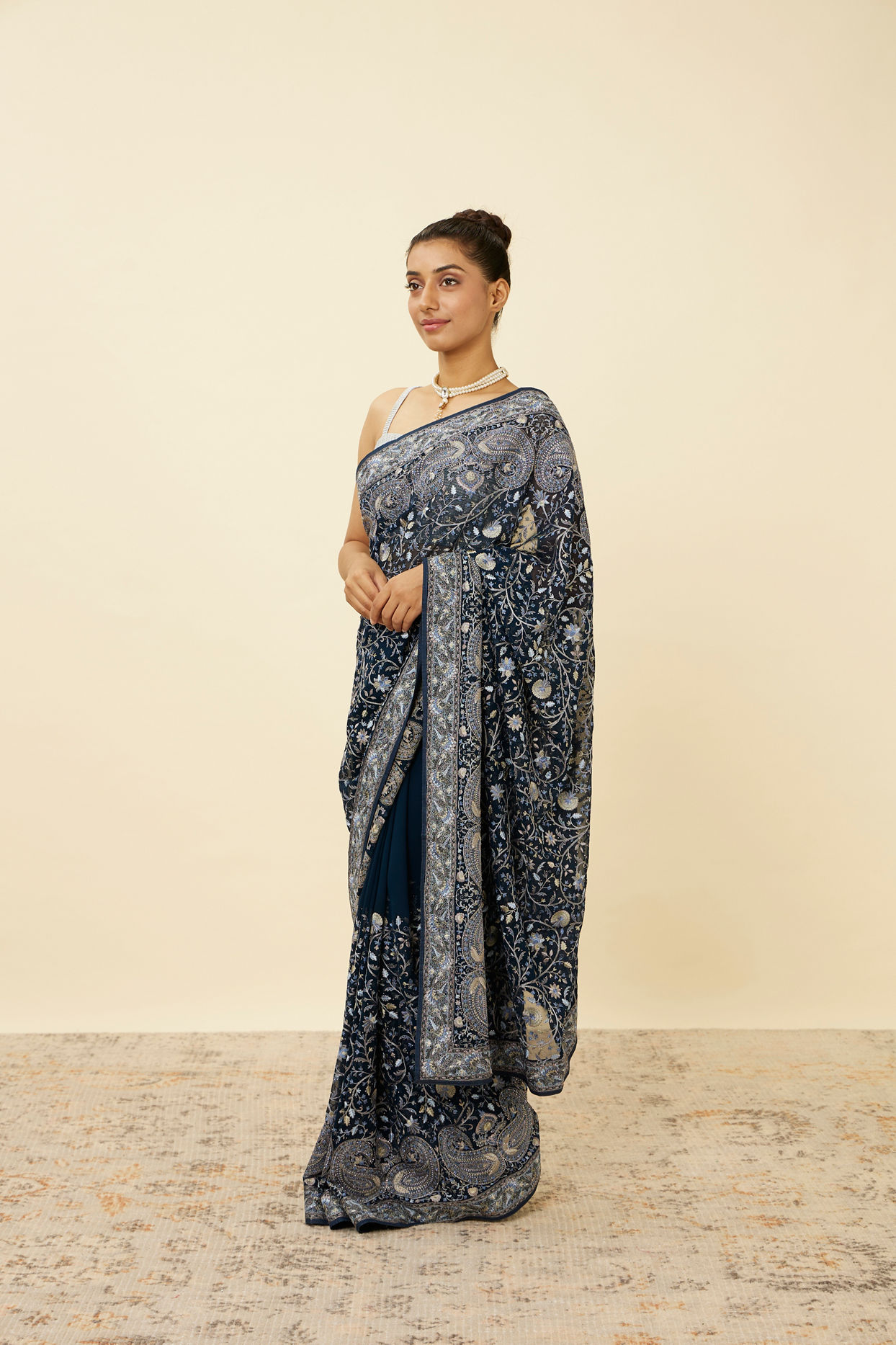 alt message - Mohey Women Indigo Blue Paisley Patterned Saree image number 3