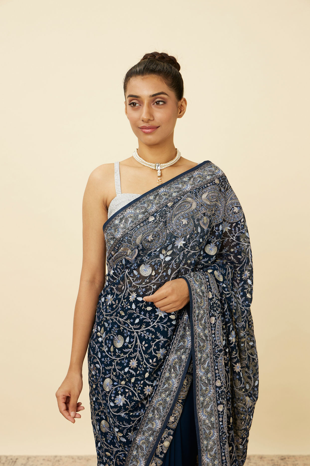 alt message - Mohey Women Indigo Blue Paisley Patterned Saree image number 1