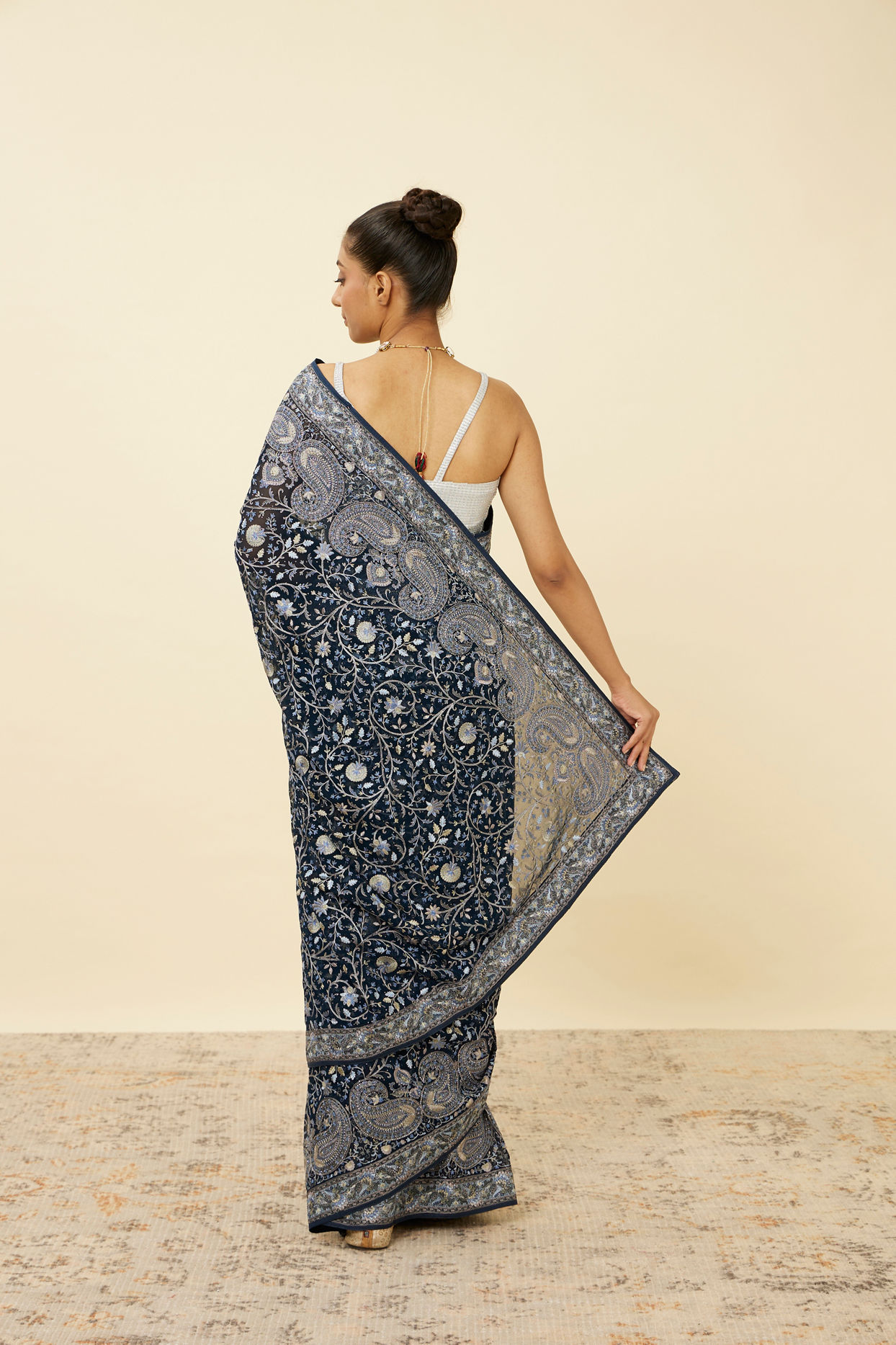 alt message - Mohey Women Indigo Blue Paisley Patterned Saree image number 2