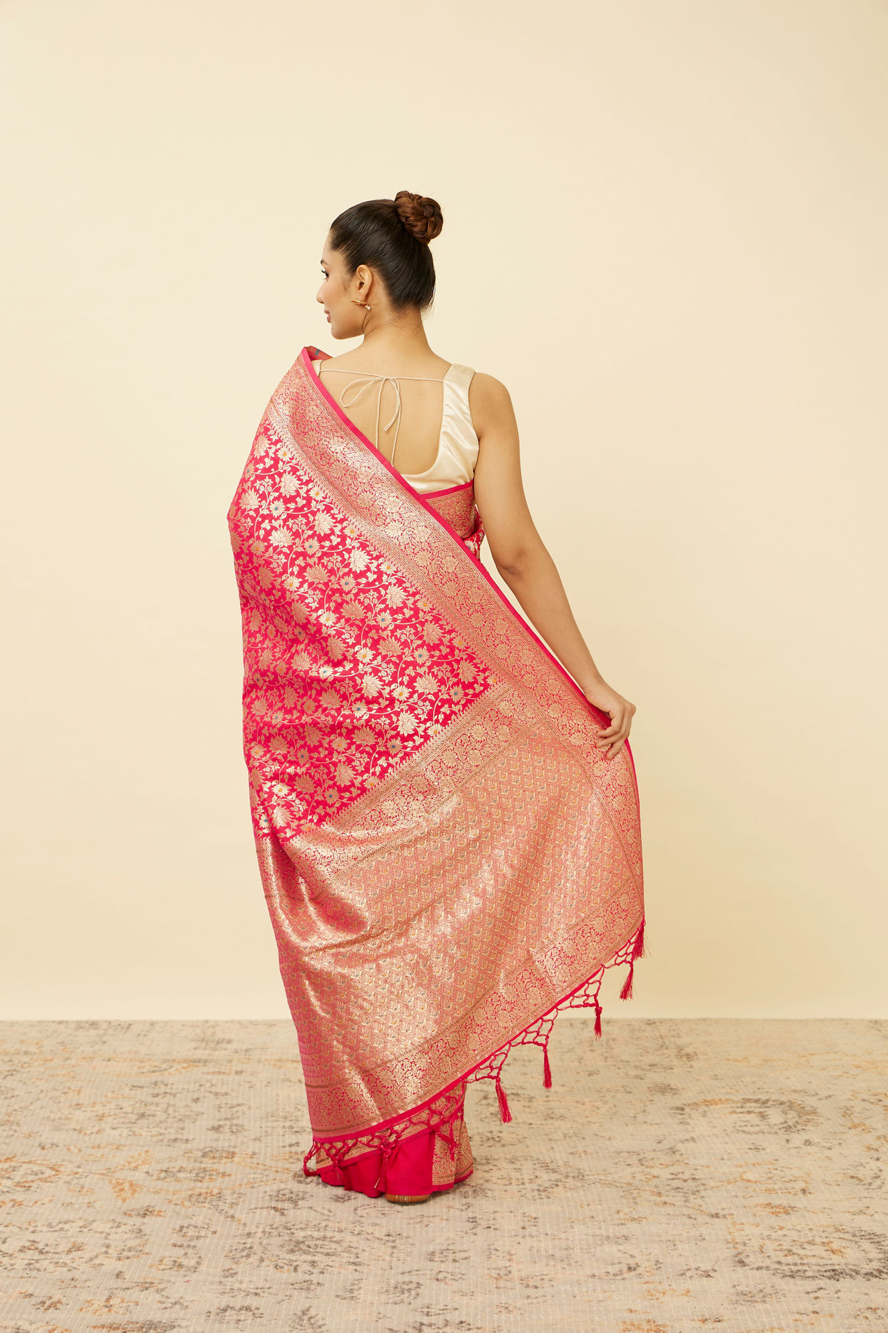 alt message - Mohey Women Ruby Pink Bel Buti Patterned Saree image number 2