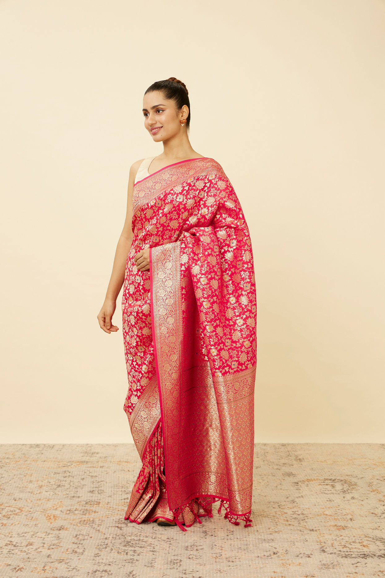 alt message - Mohey Women Ruby Pink Bel Buti Patterned Saree image number 3