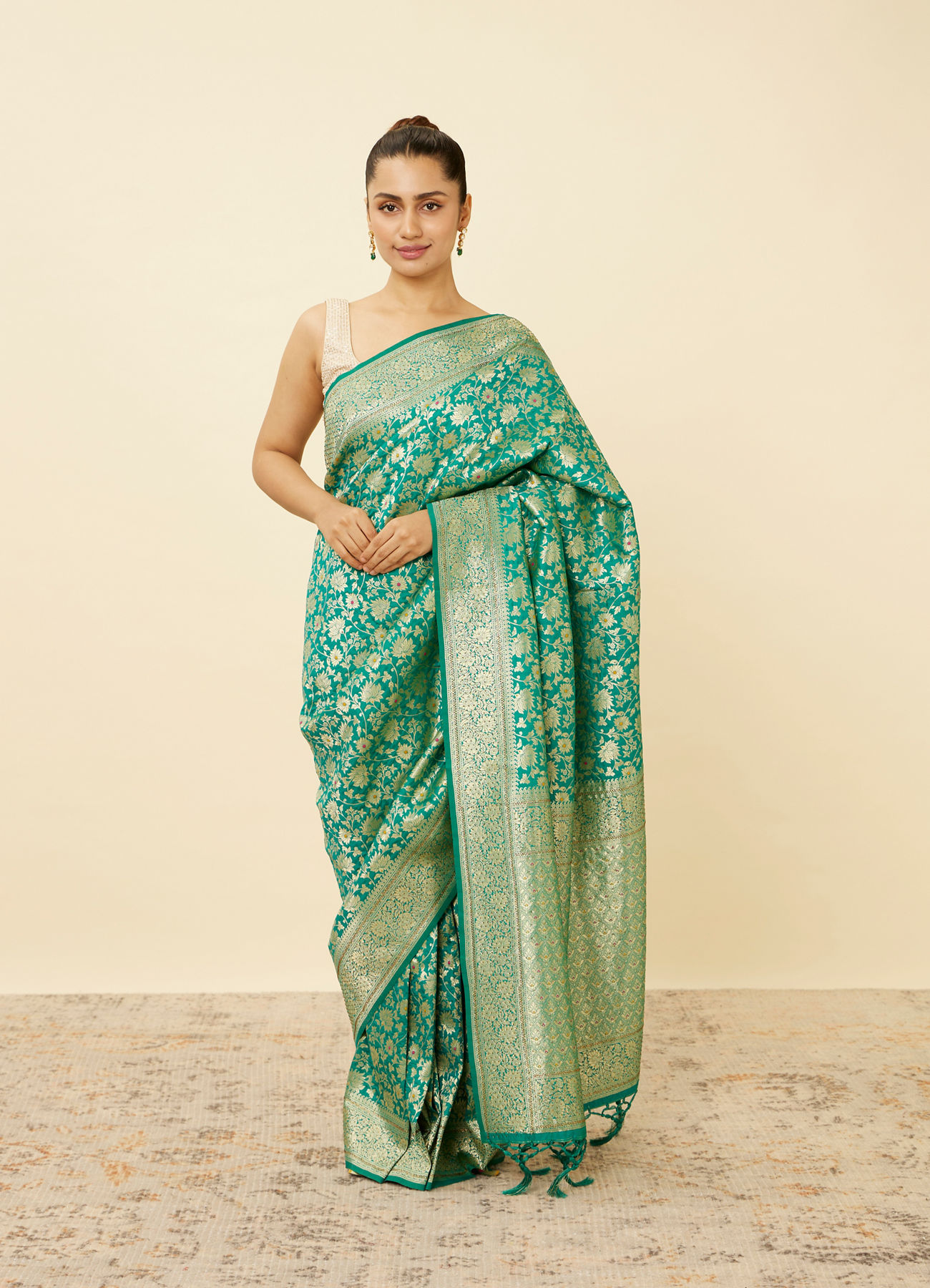 Mohey Women Emerald Green Bel Buti Patterned Saree