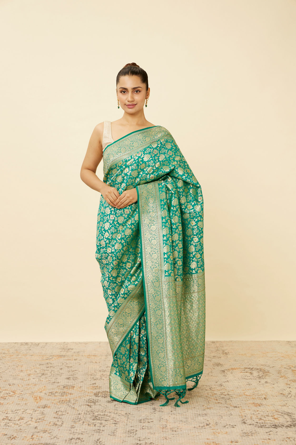 alt message - Mohey Women Emerald Green Bel Buti Patterned Saree image number 0