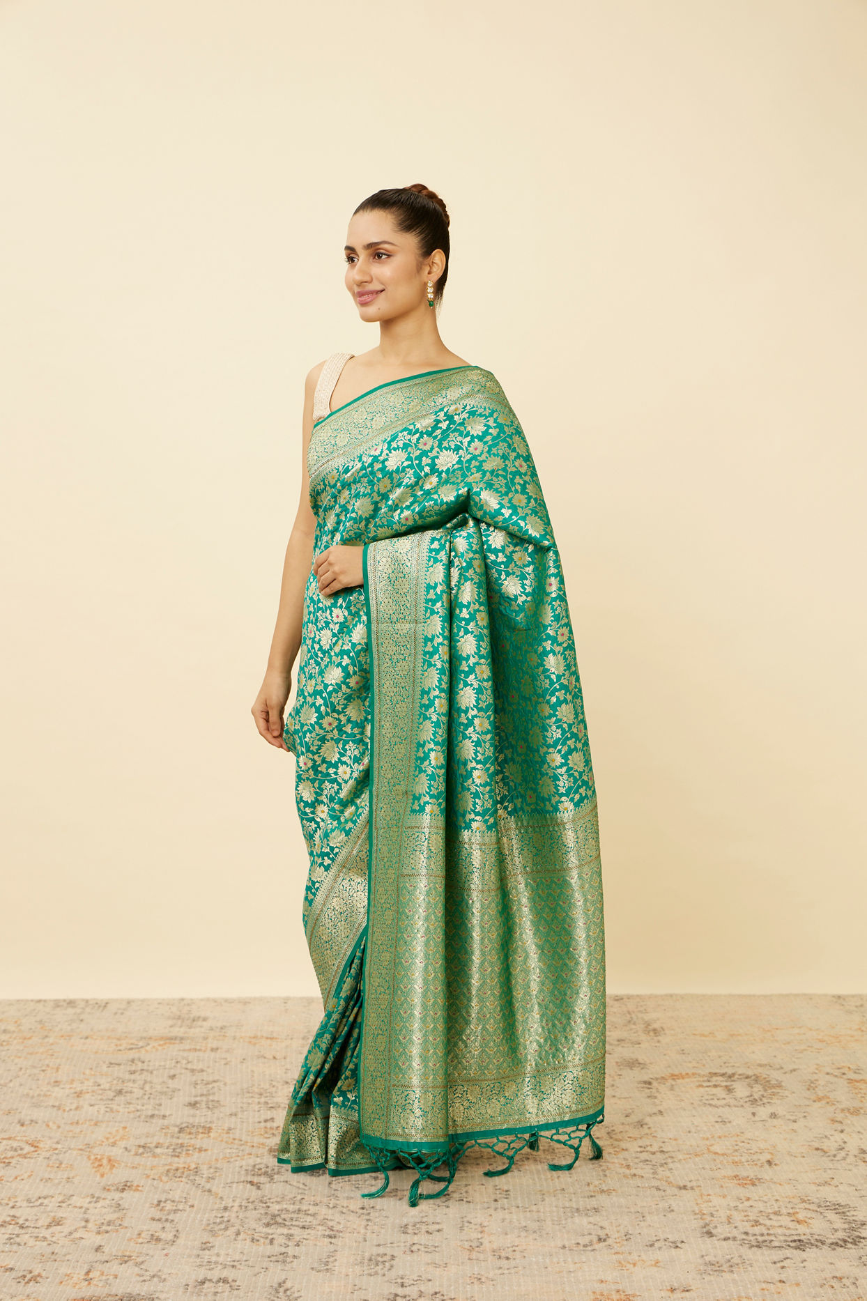 alt message - Mohey Women Emerald Green Bel Buti Patterned Saree image number 3